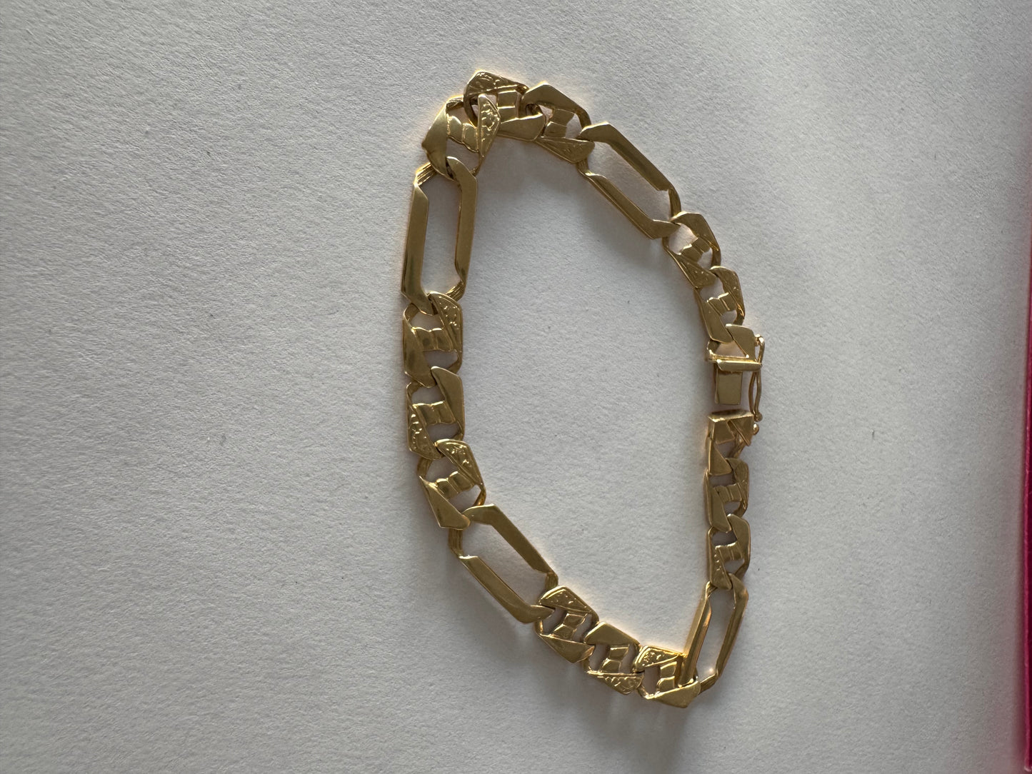 צמיד זהב צהוב 14 קראט בעיצוב חוליות מודרני ומיוחד.