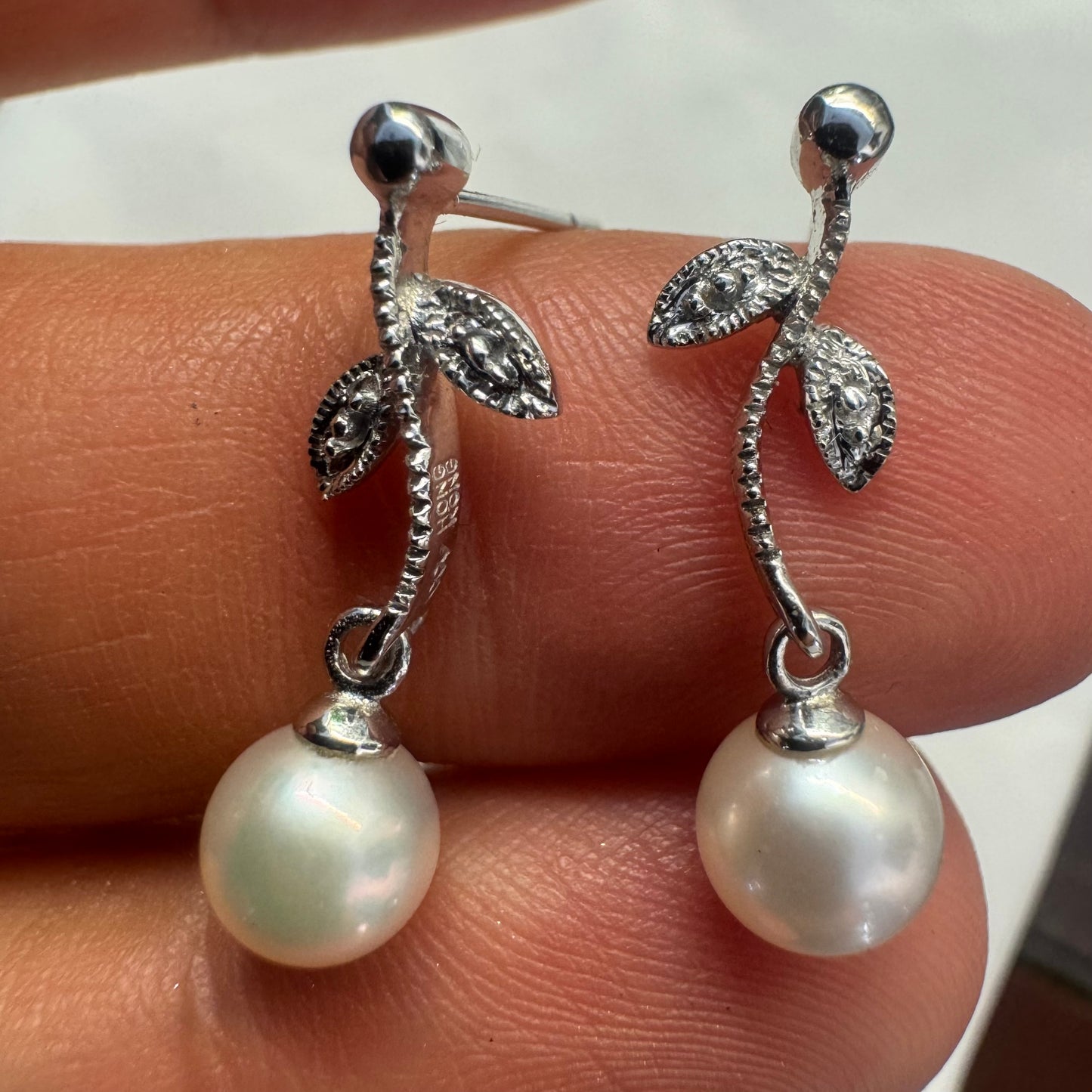 עגילים נופלים עדינים, זהב לבן 14 קראט עם עיצוב עלים , כל אחד משובץ פנינה עגולה בקצה