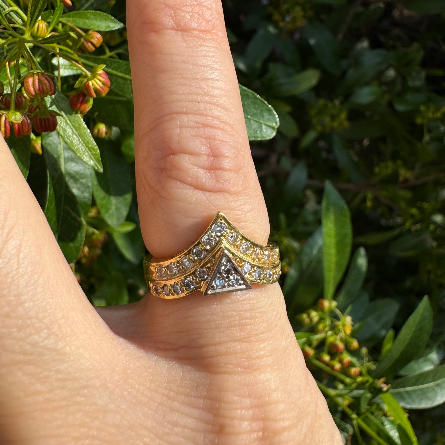 18K gold ring set with Diamonds