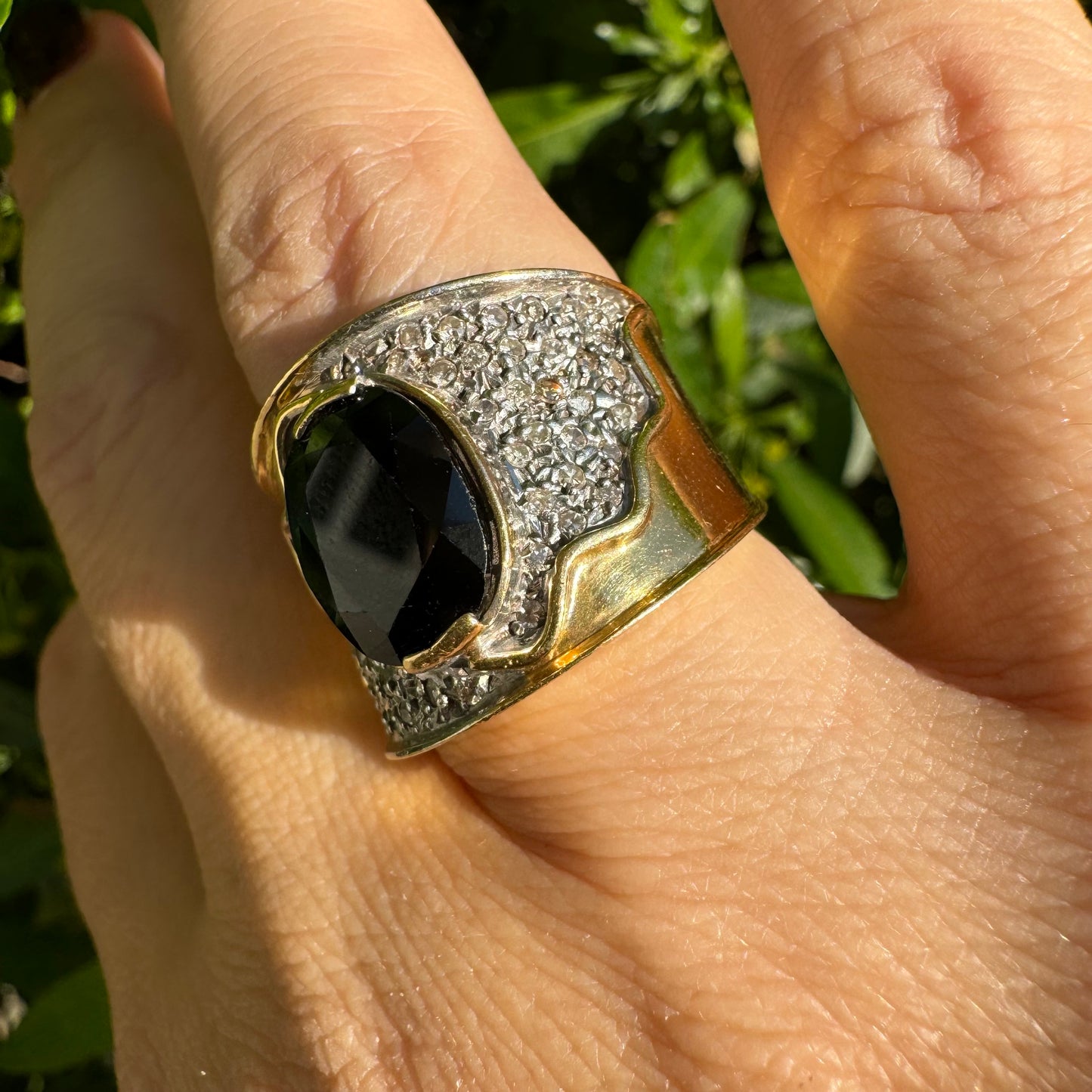 18K gold ring set with Sapphire & Diamonds