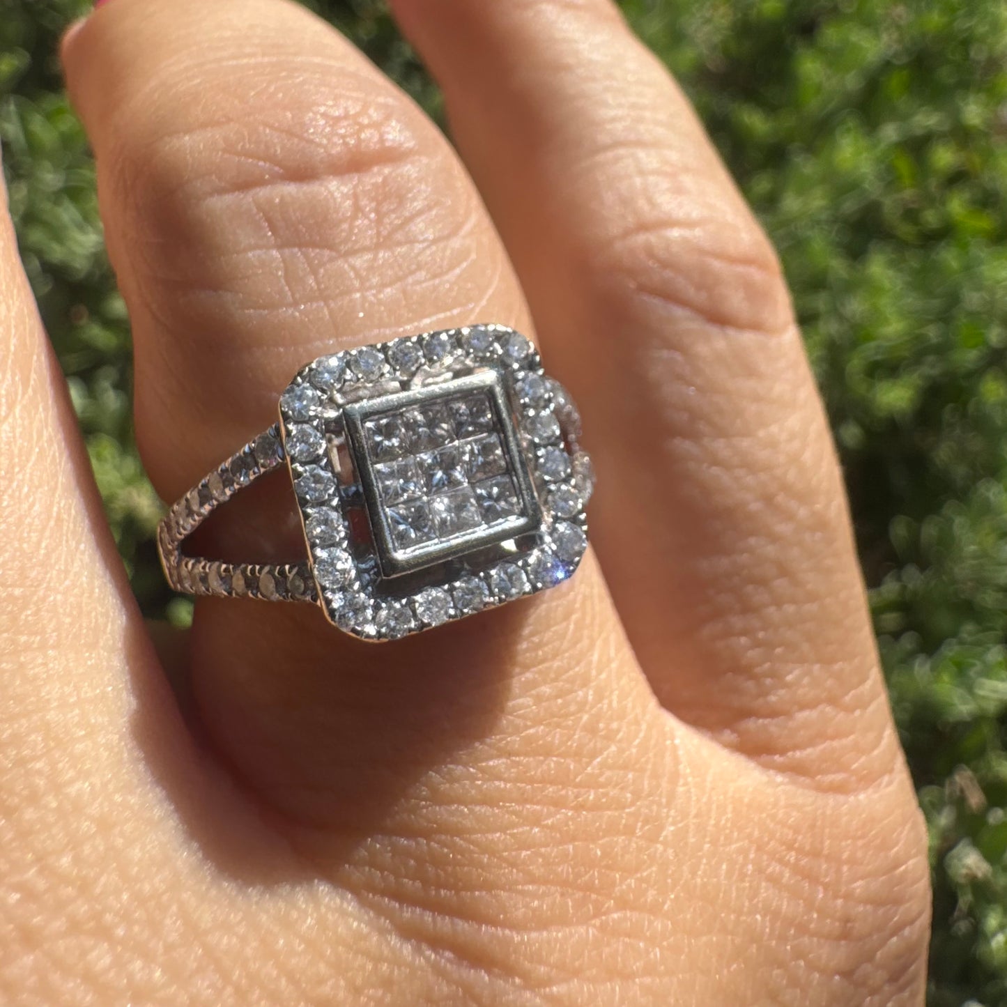 18K gold ring set with Diamonds in various cuts