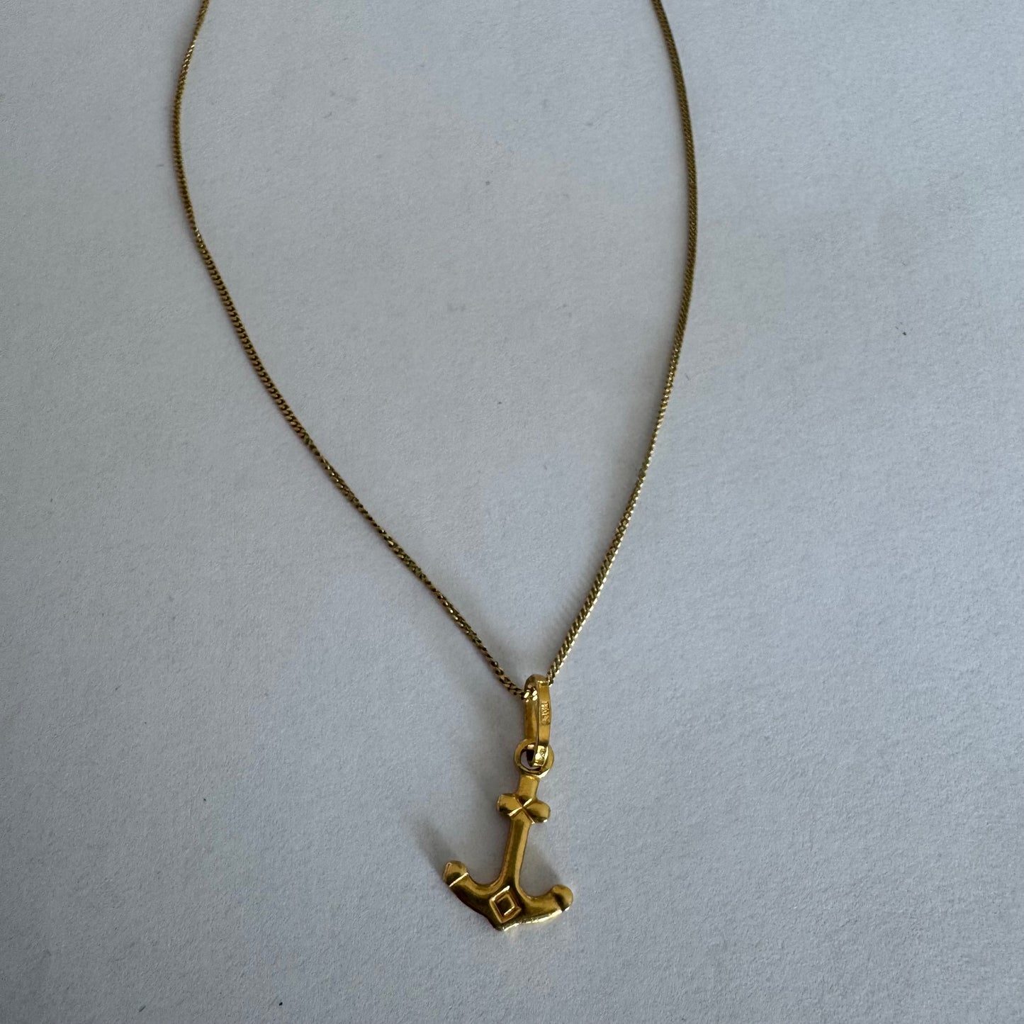 תליון עוגן מזהב 14 קראט.