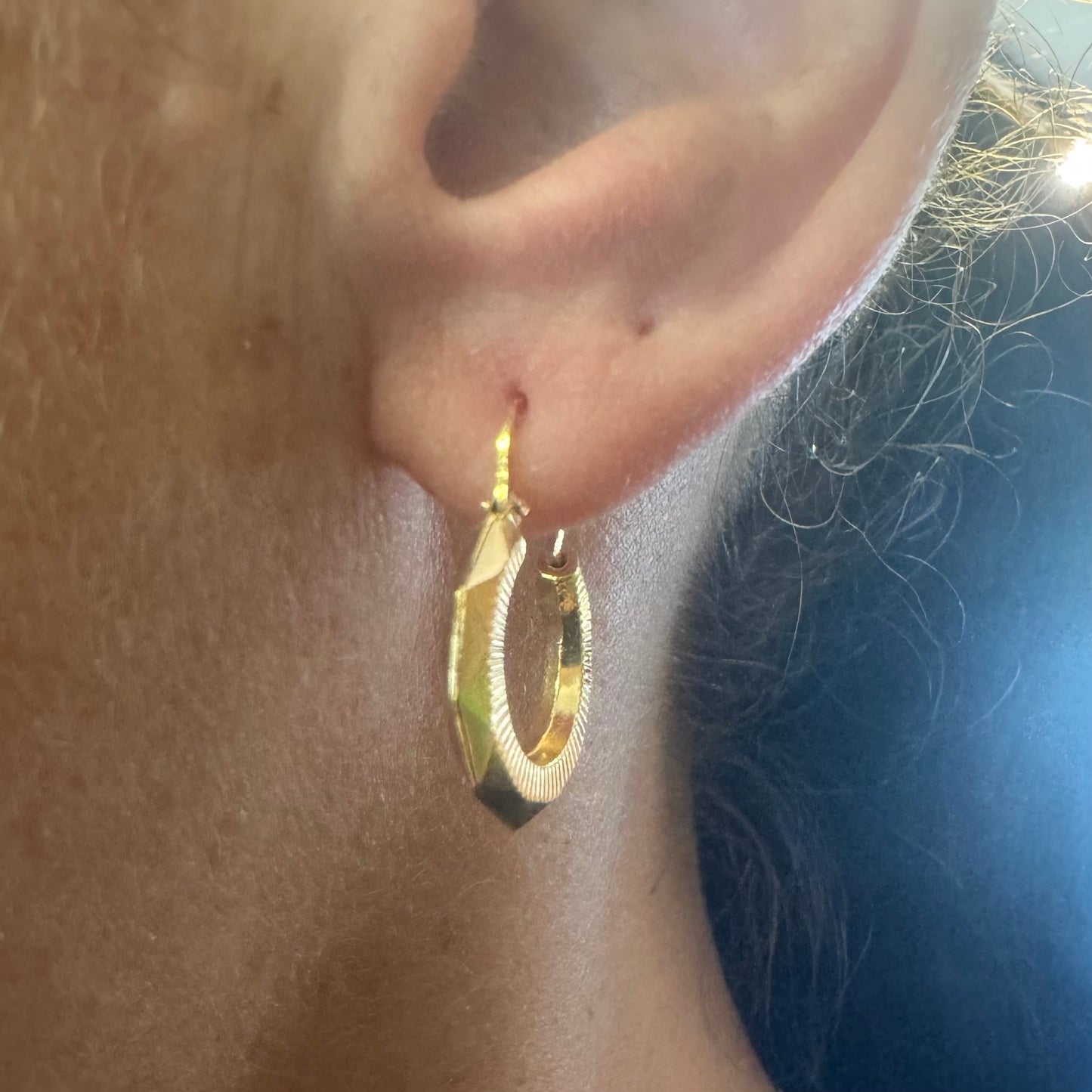 עגילי זהב צהוב 18 קראט חישוקים קטנים