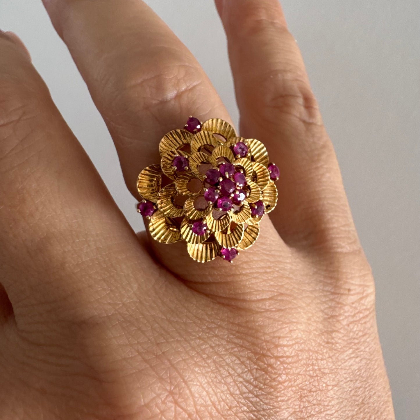 טבעת זהב צהוב 18 קראט, מעוטרת באבני רובי קטנות בצבע ורוד-אדום.
