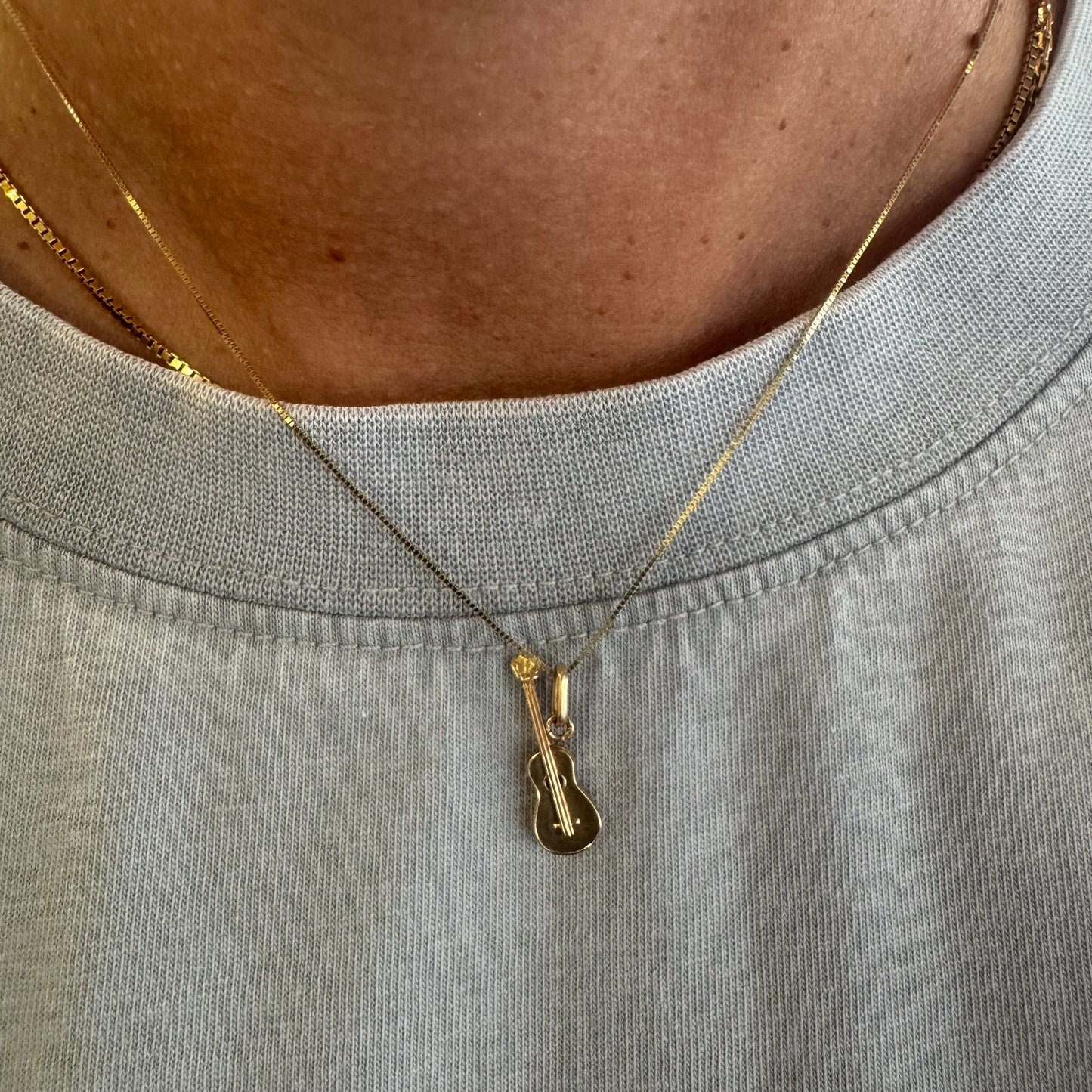 18K gold guitar pendant
