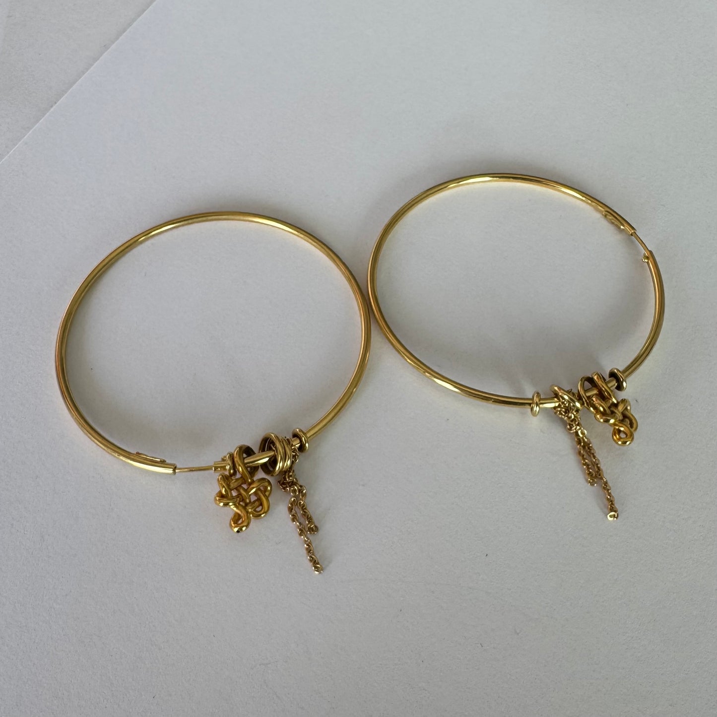 עגילי חישוק זהב 18 קראט של המותג H.Stern, עם תליוני זהב דקים ועדינים 