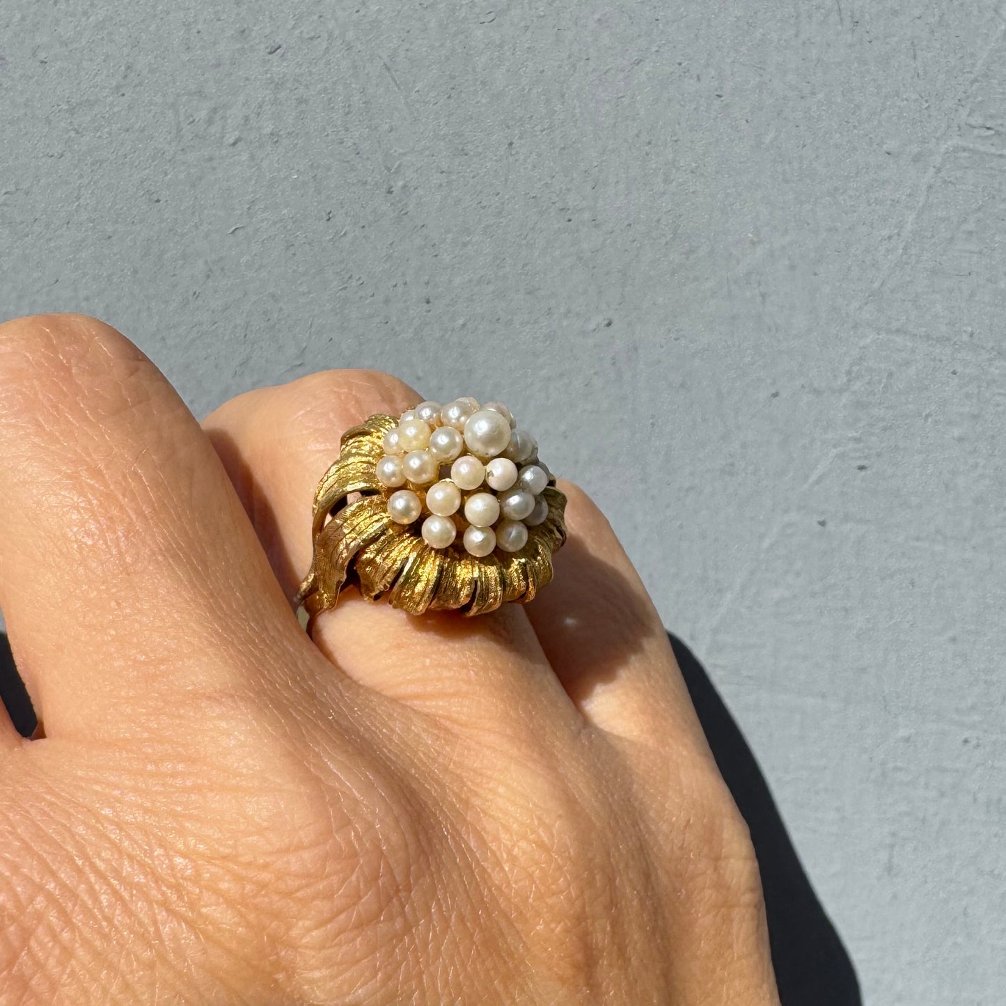 טבעת זהב צהוב 18 קראט, משובצת אשכול פנינים עדינות בעבודת יד מרשימה.