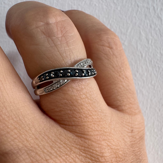 טבעת זהב לבן 10 קראט משובצת אבני טופז כחולות עמוקות ויהלומים.