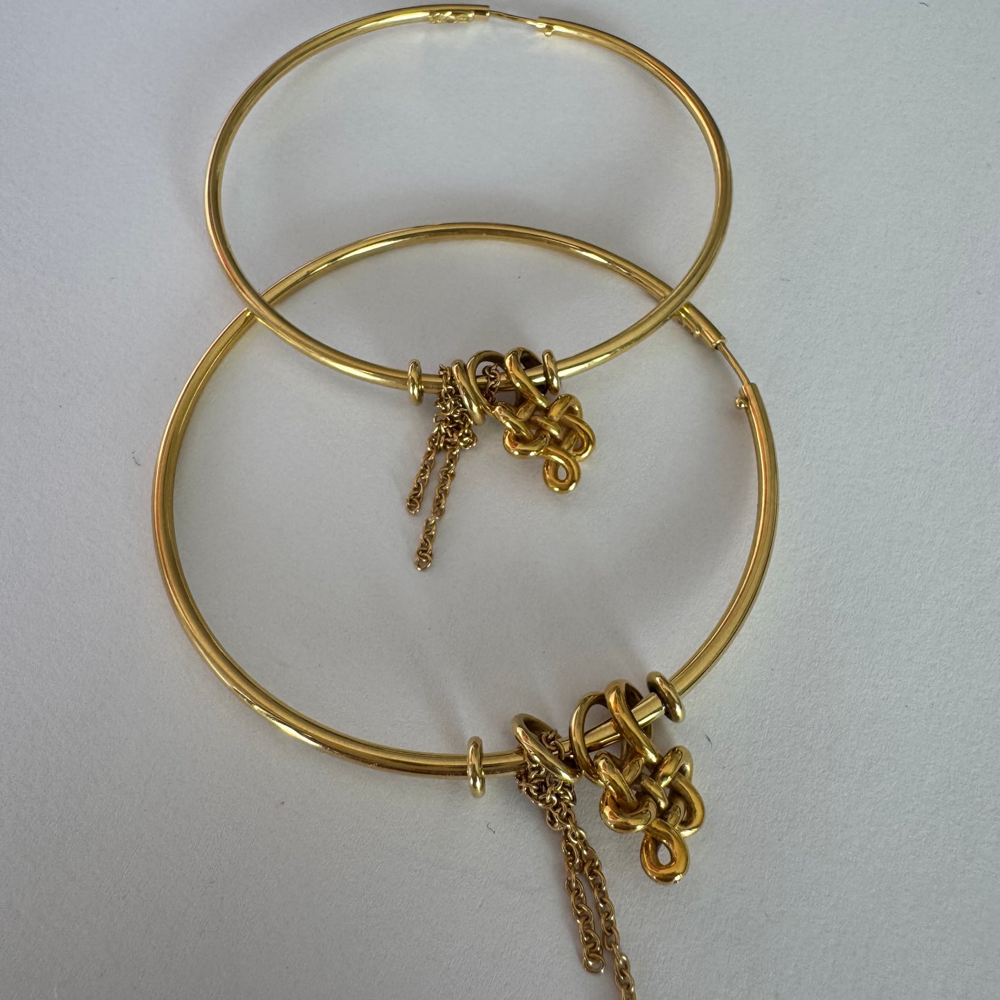 עגילי חישוק זהב 18 קראט של המותג H.Stern, עם תליוני זהב דקים ועדינים 