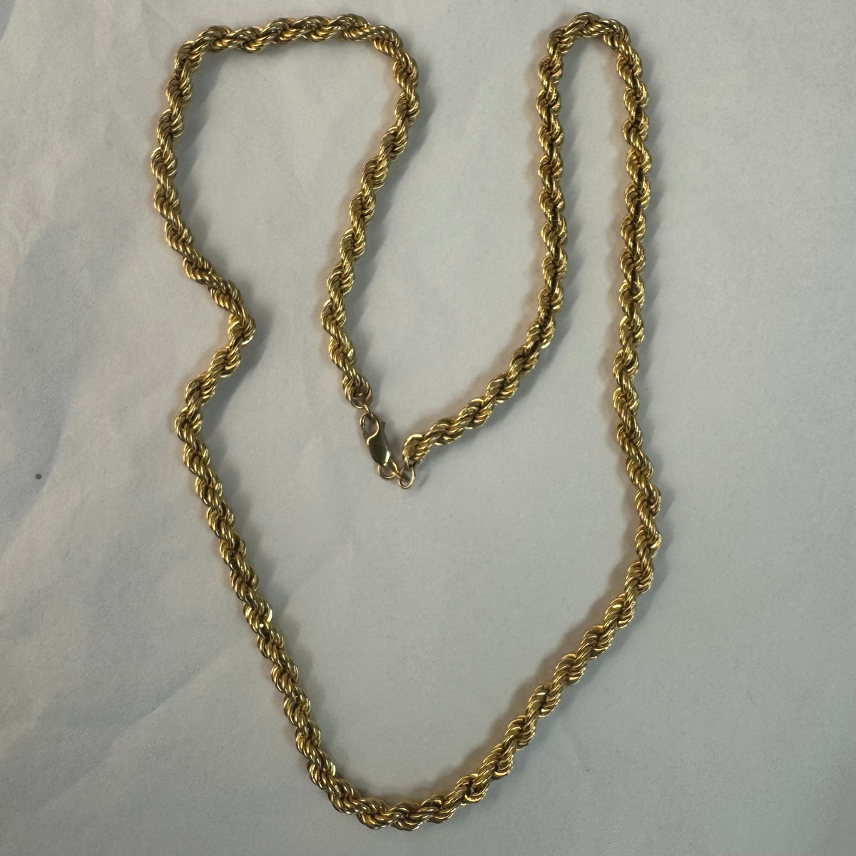שרשרת זהב צהוב 14 קראט בדוגמת חבל (Rope Chain) עיצוב קלוע ועשיר שמחזיר את האור מכל זווית.