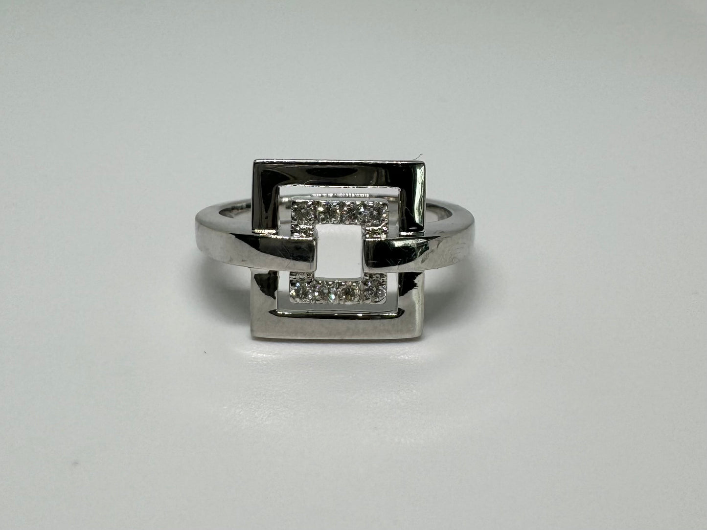 18K gold ring featuring two open square frames, with the inner square set with Diamonds