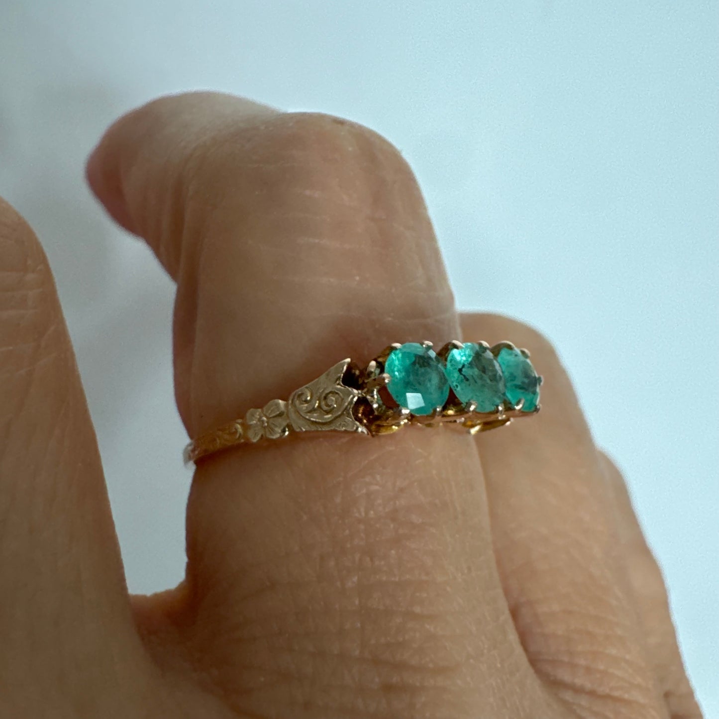 טבעת זהב 9 קראט המשובצת שלוש אבני אמרלד.