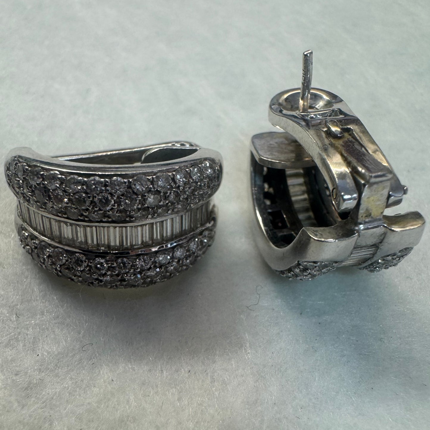 עגילי זהב לבן 18 קראט בעיצוב גאומטרי ייחודי משובצים יהלומים בחיתוכים שונים