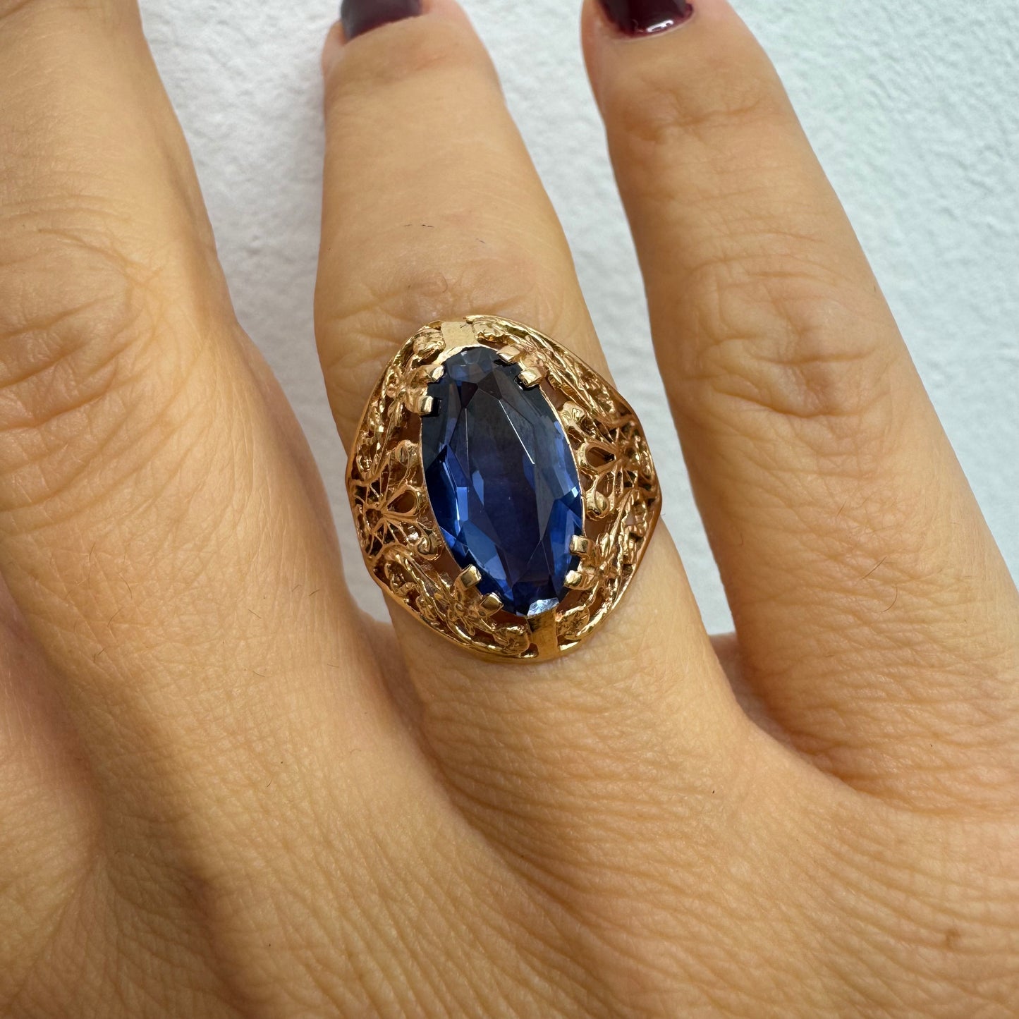 טבעת זהב 14 קראט משובצת אבן טנזנייט גדולה בחיתוך אליפסה, בעיצוב תחרה מרהיב