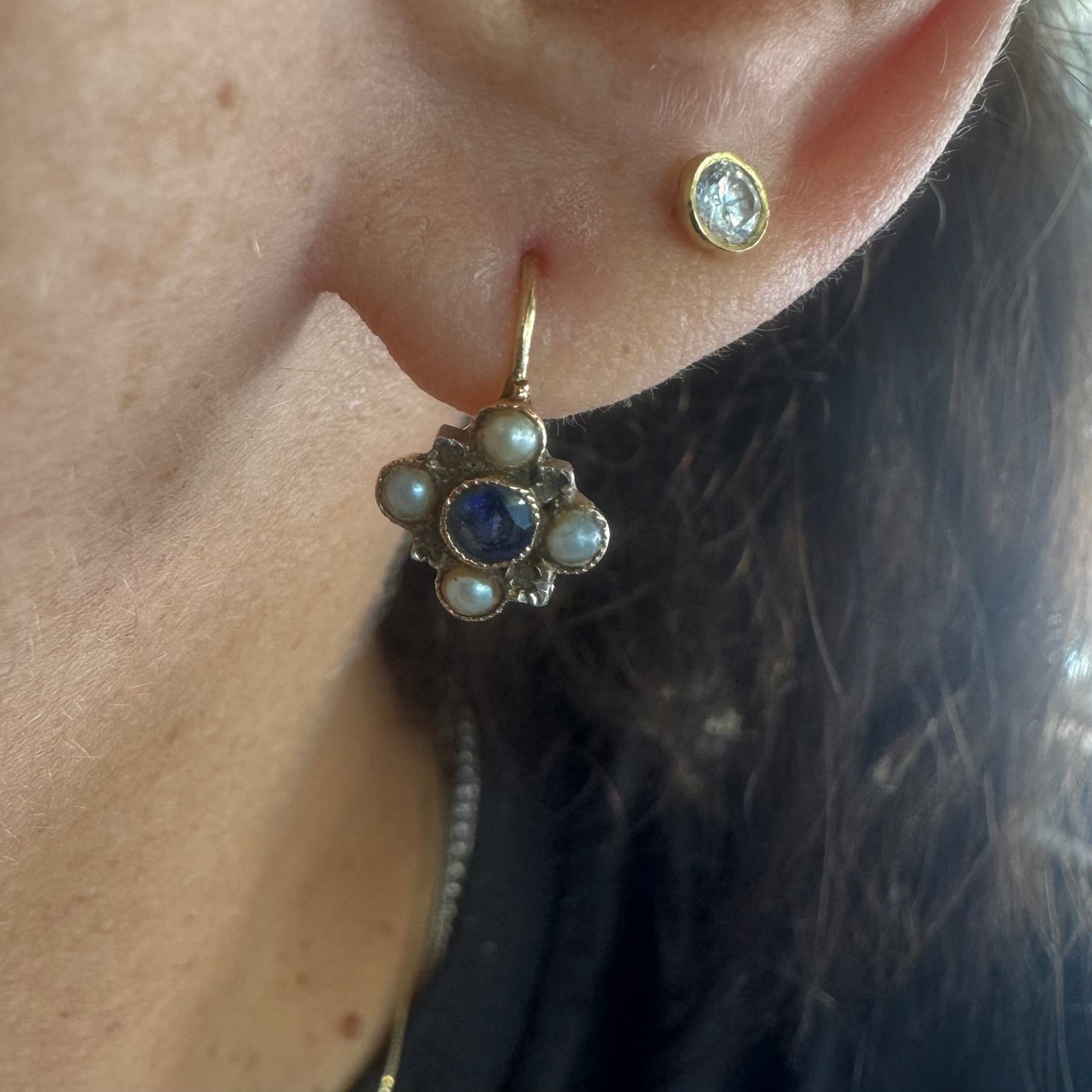 עגילי זהב 14 קראט משובצים אבן ספיר במרכז וסביבה משובצות פנינים קטנות בעיצוב פרחוני