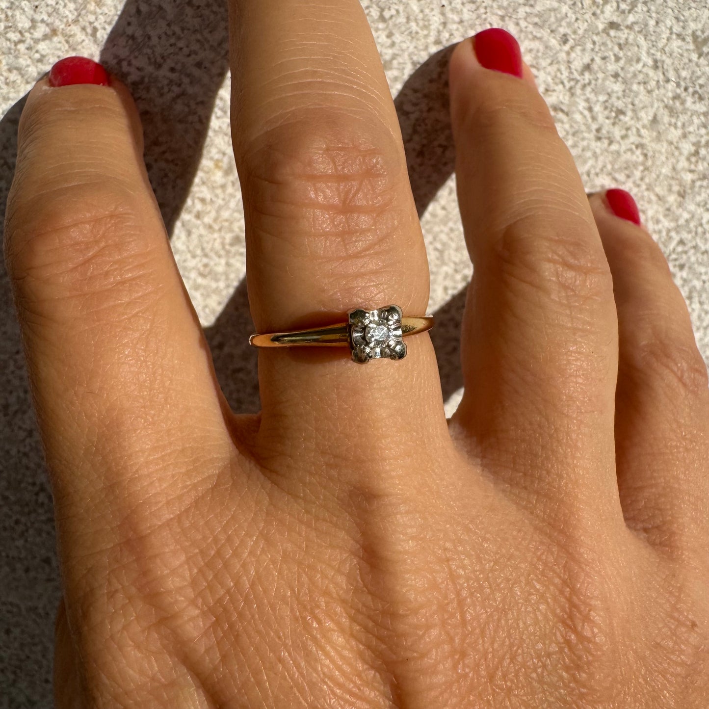 טבעת זהב צהוב 14 קראט סוליטר קלאסית משובצת יהלום עדין בארבע שיניים מזהב לבן.