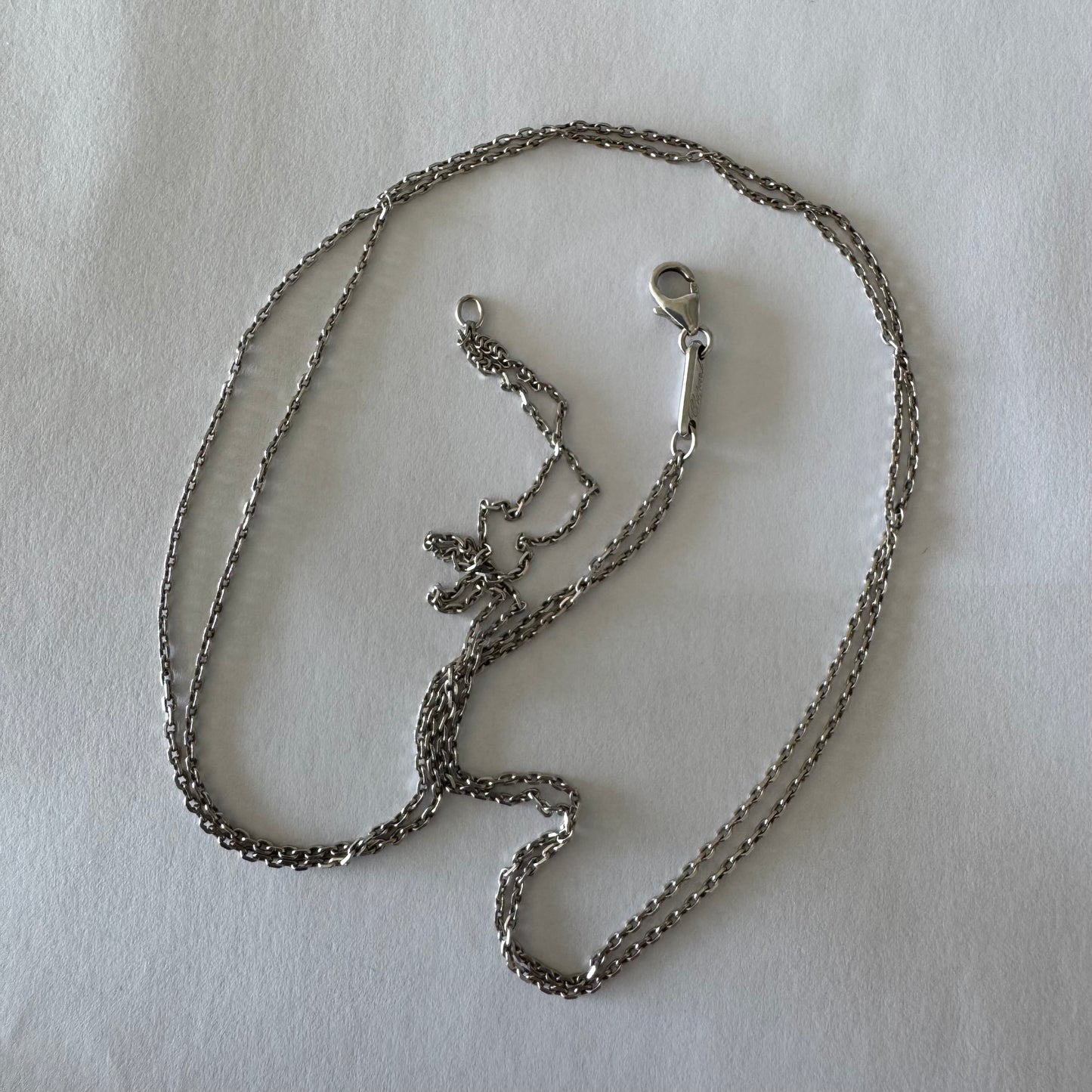 שרשרת כפולה זהב לבן 18 קראט מבית Chopard, בעיצוב עדין ואלגנטי עם נוכחות שקטה אך יוקרתית.