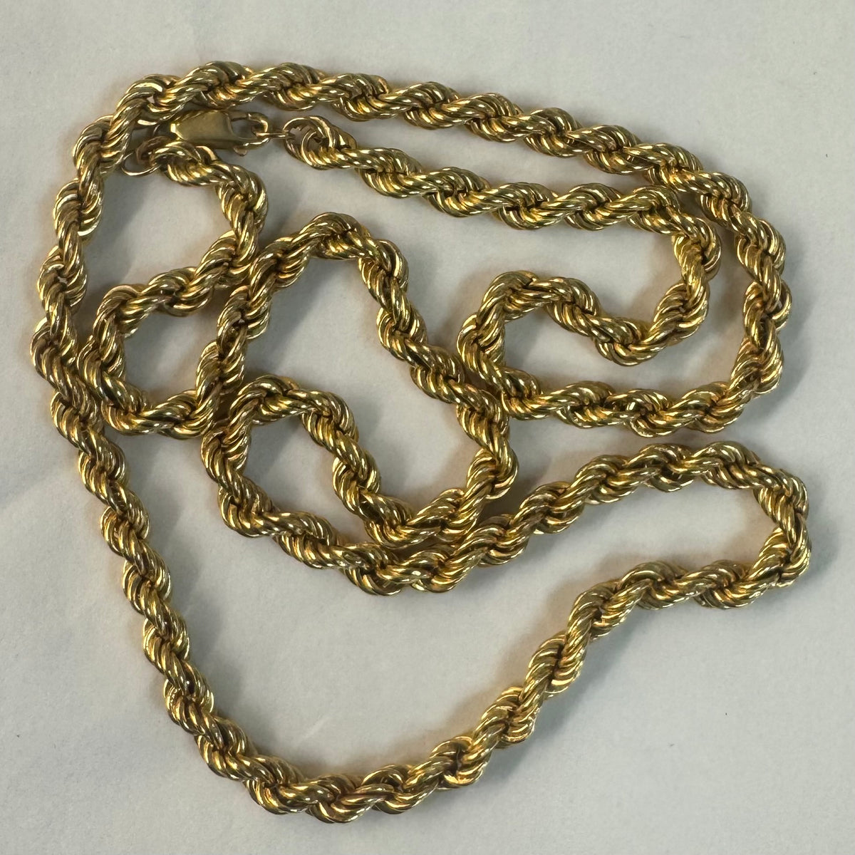 שרשרת זהב צהוב 14 קראט בדוגמת חבל (Rope Chain) עיצוב קלוע ועשיר שמחזיר את האור מכל זווית.