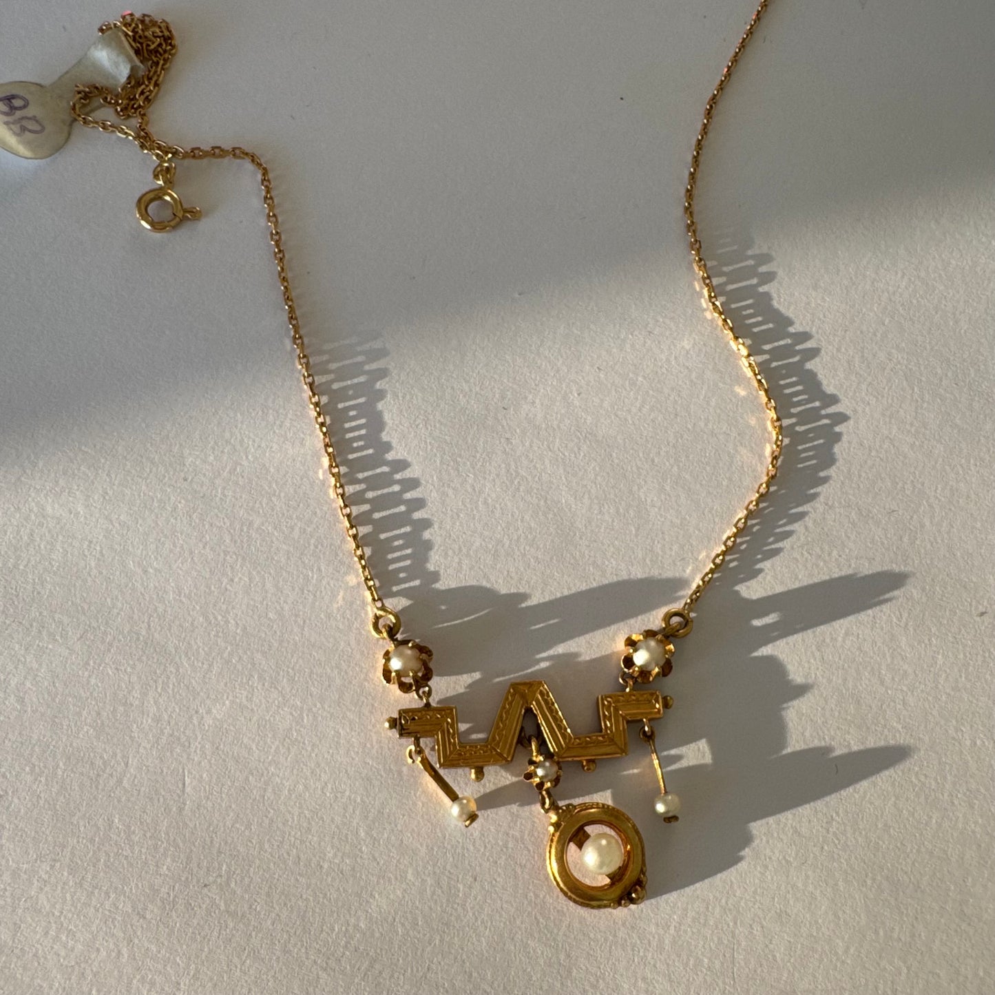 שרשרת זהב צהוב 14 קראט בעיצוב ייחודי, משובצת פנינים עדינות. 