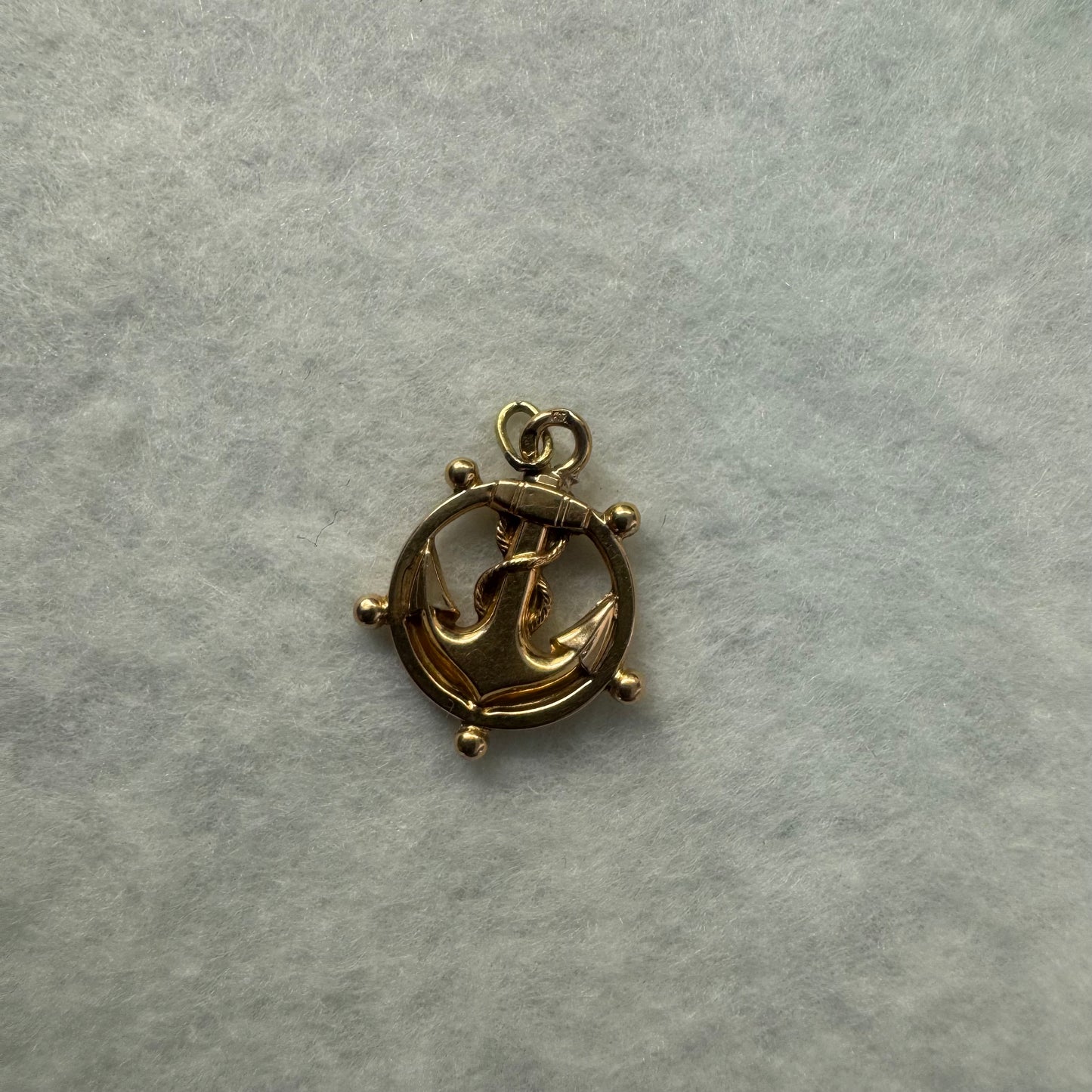 18K gold pendant featuring an anchor framed within a lifebuoy
