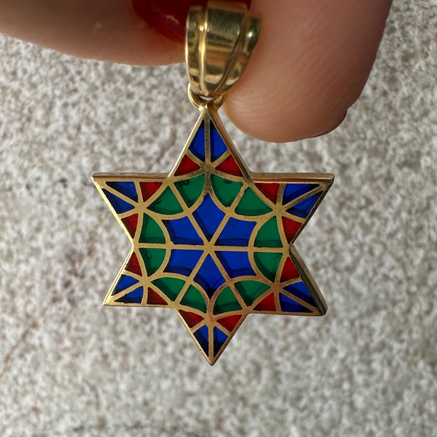 תליון מגן דוד מזהב 14 קראט צבעוני בגווני כחול, ירוק ואדום.