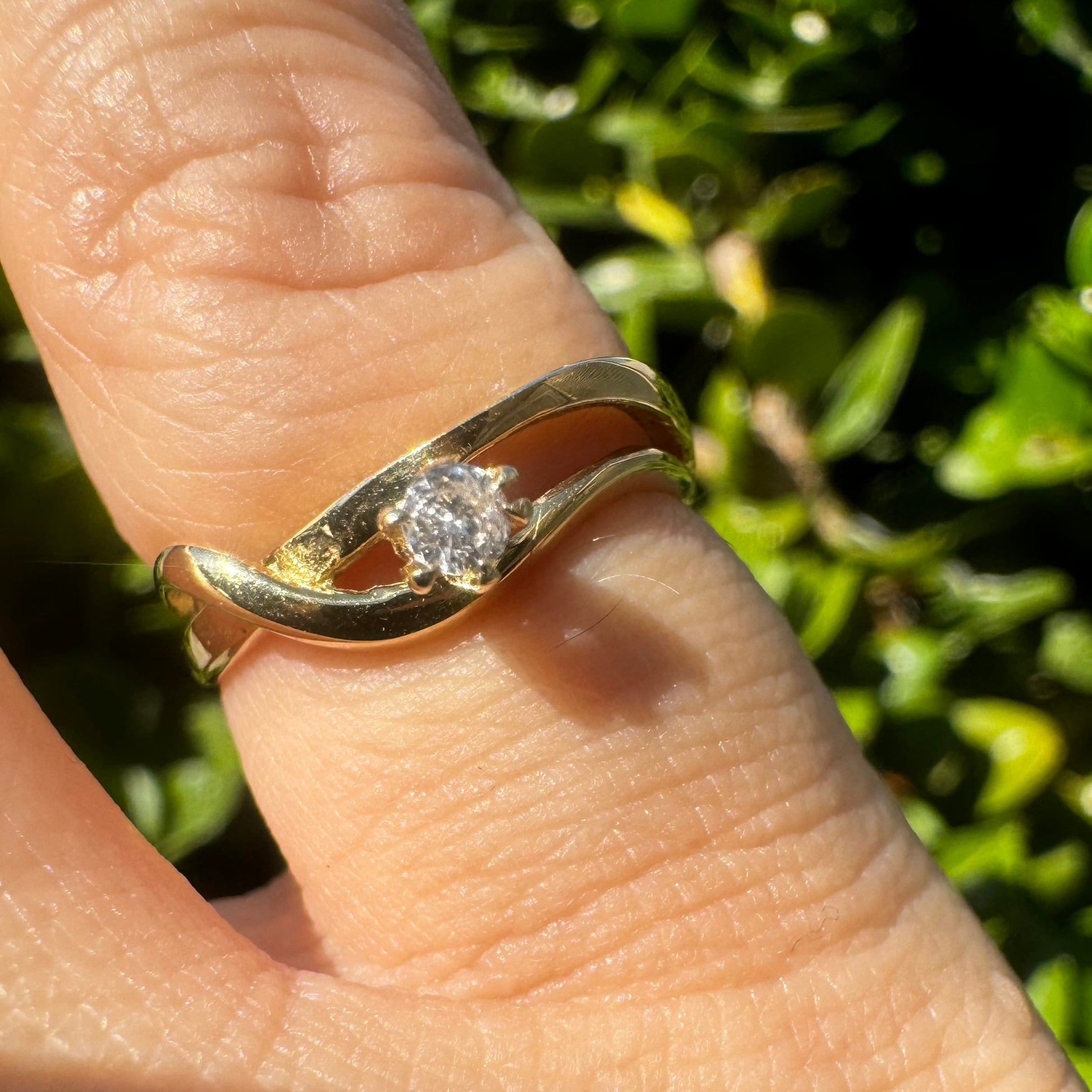 טבעת זהב צהוב 14 קראט משובצת יהלום מרכזי במשקל 0.11 קראט