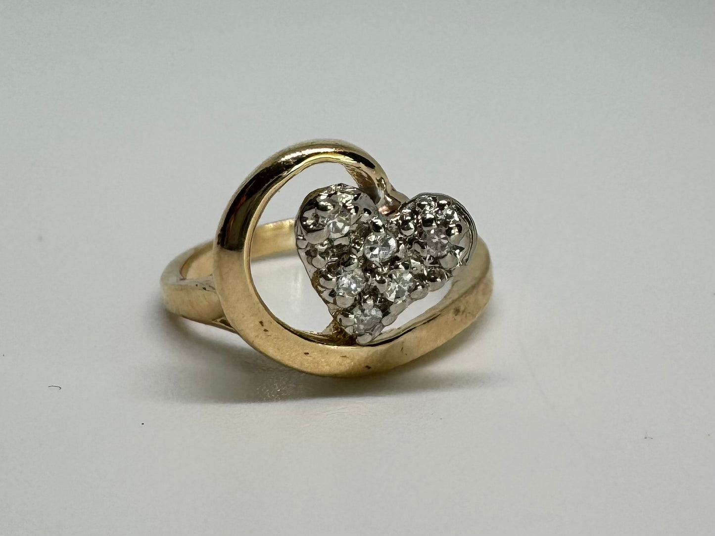 14K gold ring set with sparkling diamonds in a heart-shaped motif