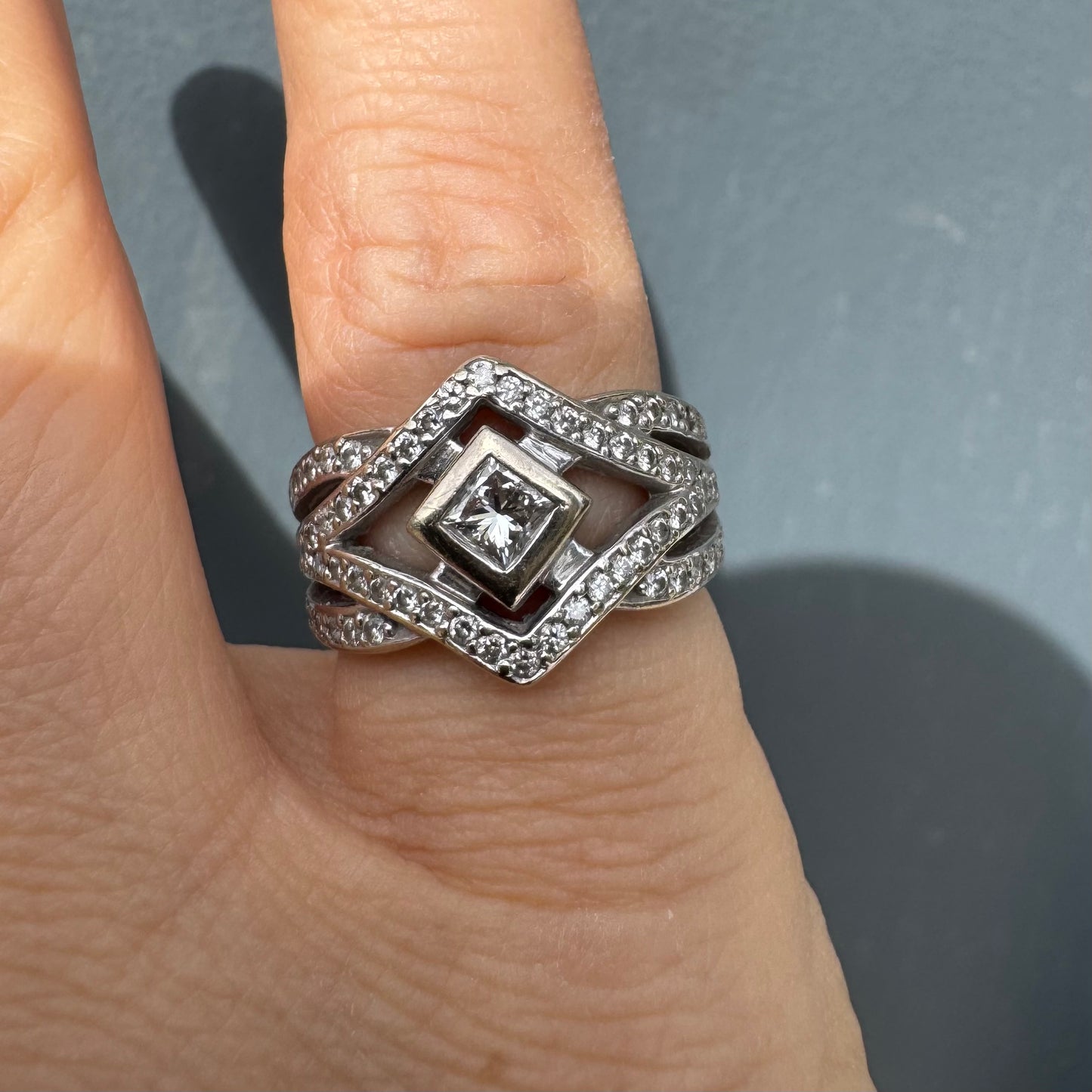 טבעת זהב לבן 14 קראט משובצת יהלומים, בעיצוב גיאומטרי יוקרתי בסגנון ארט-דקו.