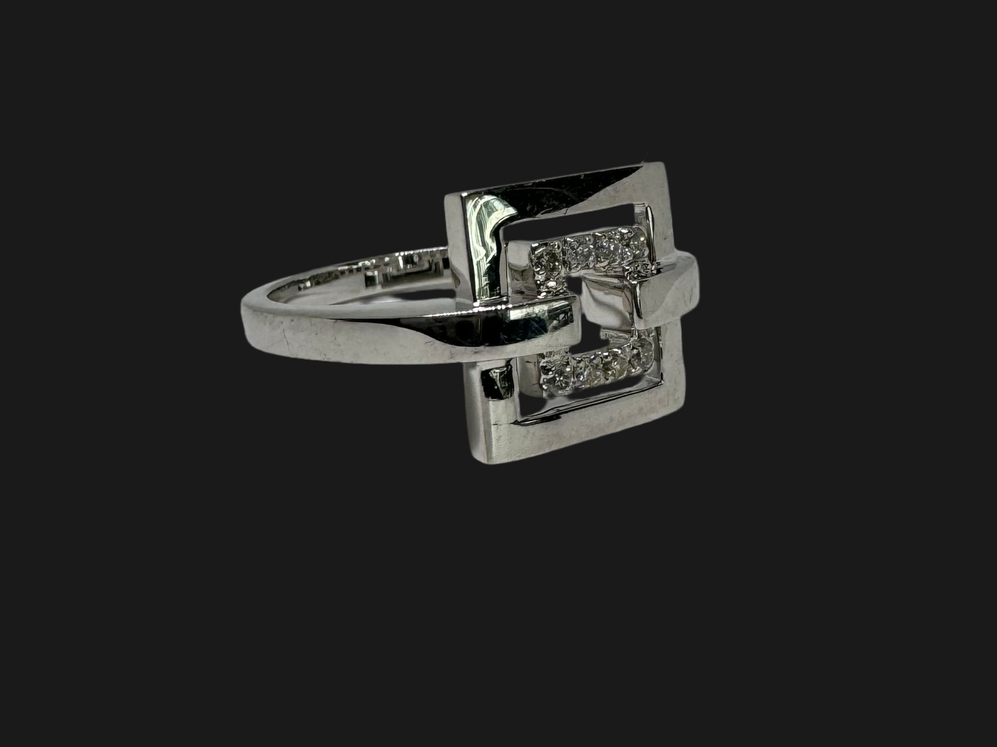 18K gold ring featuring two open square frames, with the inner square set with Diamonds