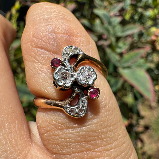 טבעת זהב אדום 18 קראט משובצת אבני רובי ויהלומים