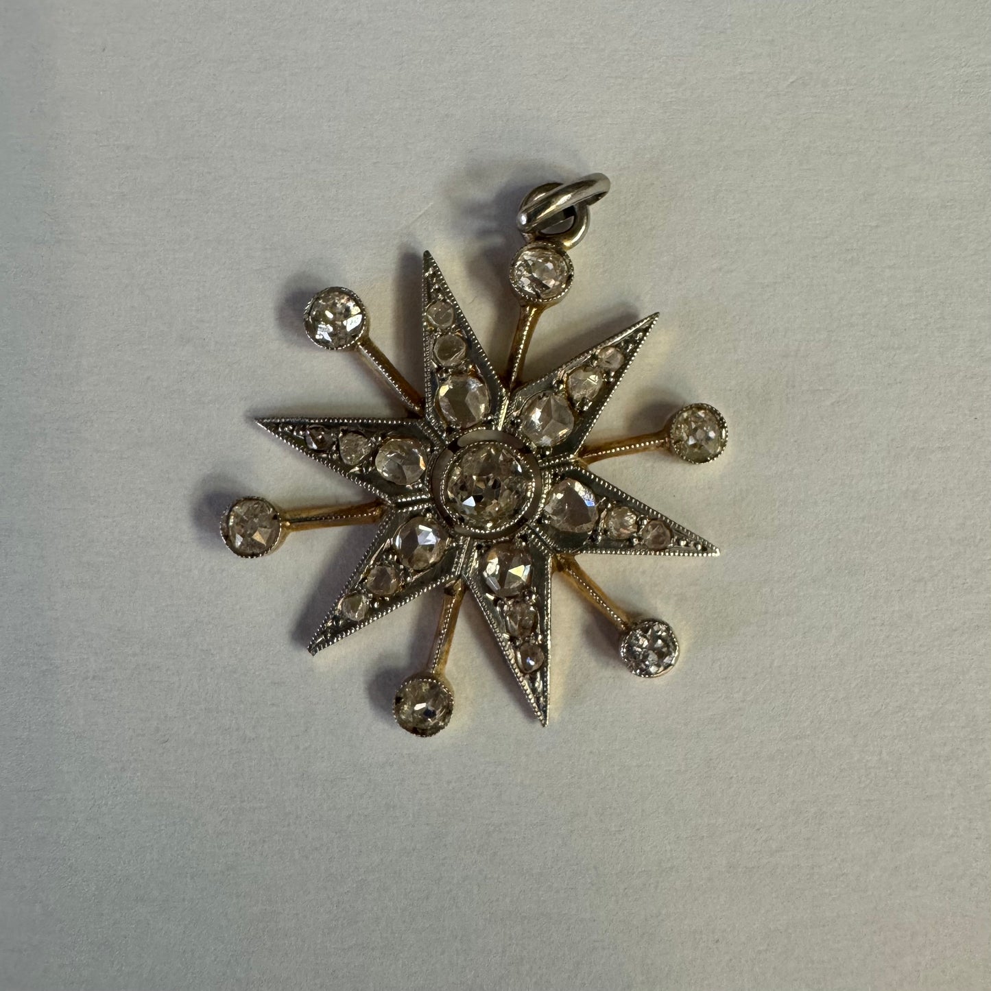 תליון מרהיב מזהב 14 קראט, בעיצוב כוכב קורן משובץ יהלומים בחיתוך ישן.