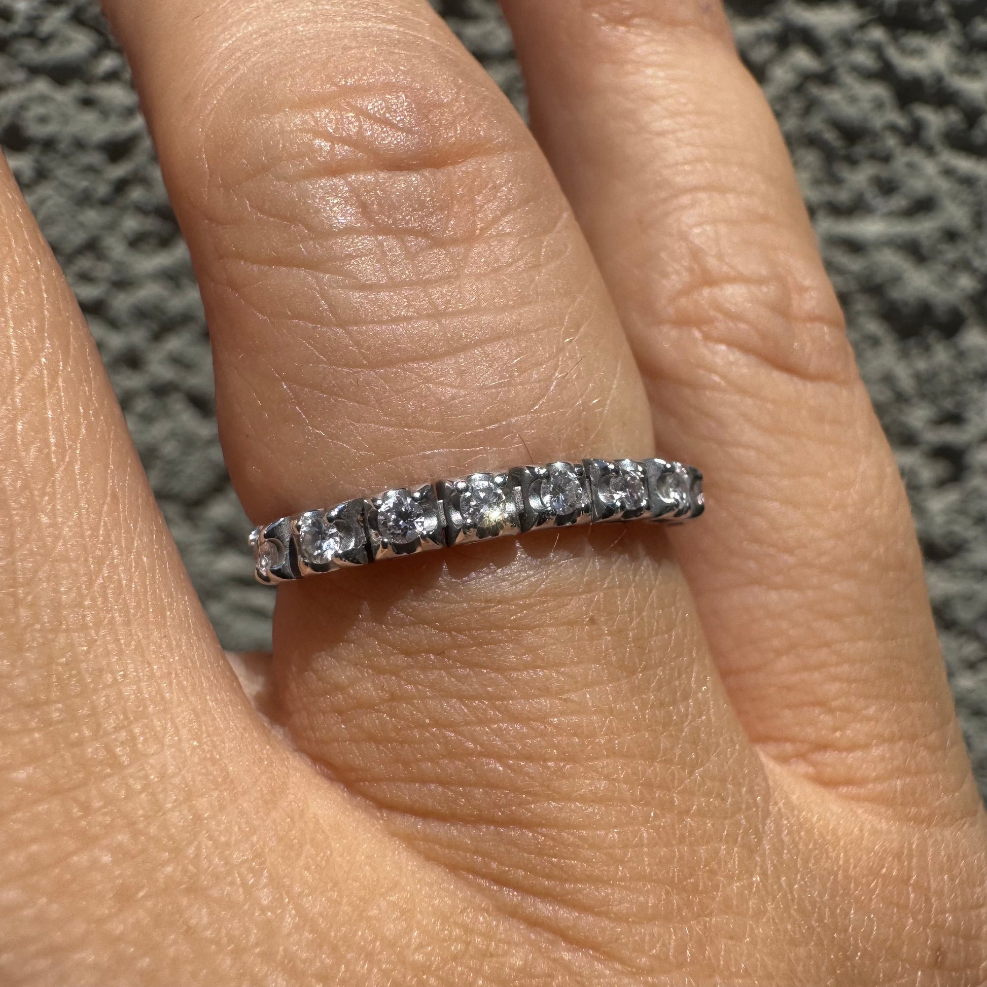 טבעת זהב לבן 14 קראט משובצת שורת יהלומים (חצי איטרניטי)