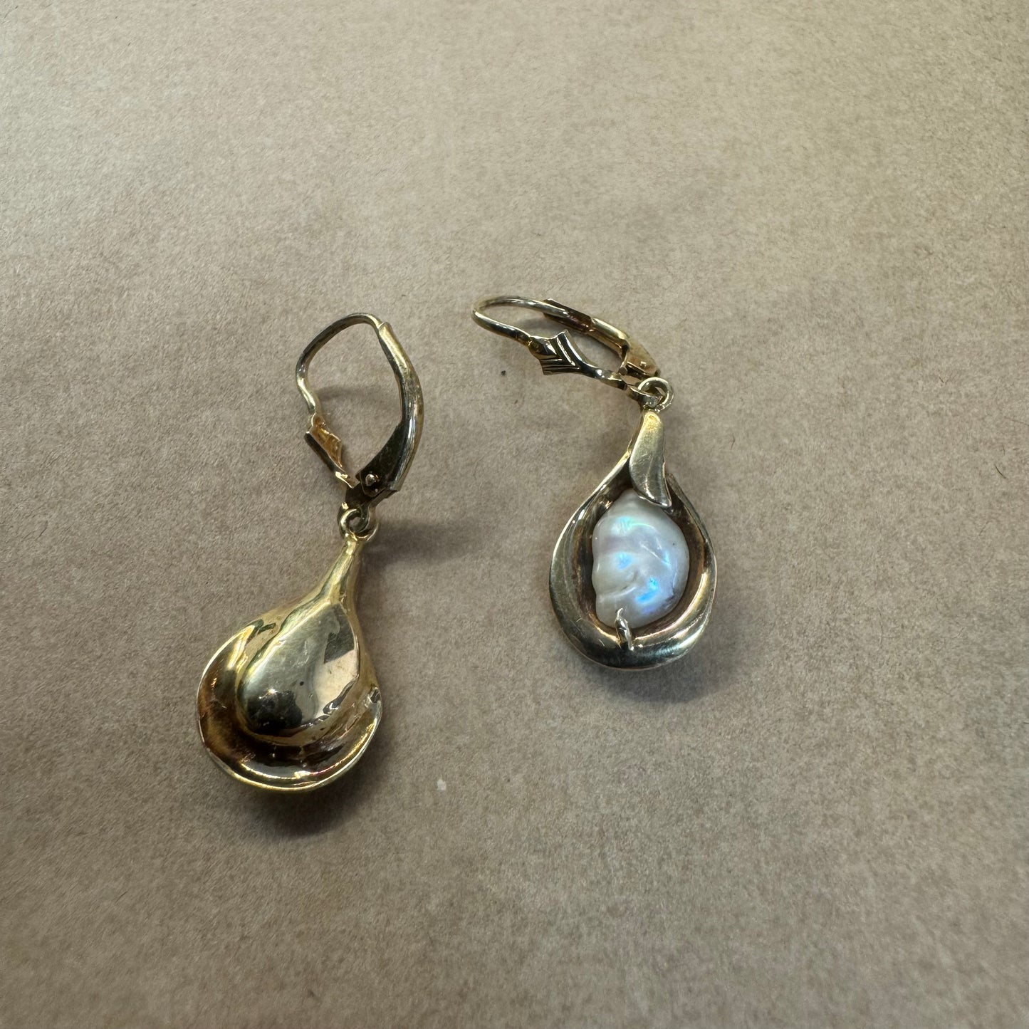 עגילי זהב צהוב 14 קראט משובצים פניני בארוק בעיצוב נוזלי ורך שמדגיש את היופי הטבעי של הפנינה