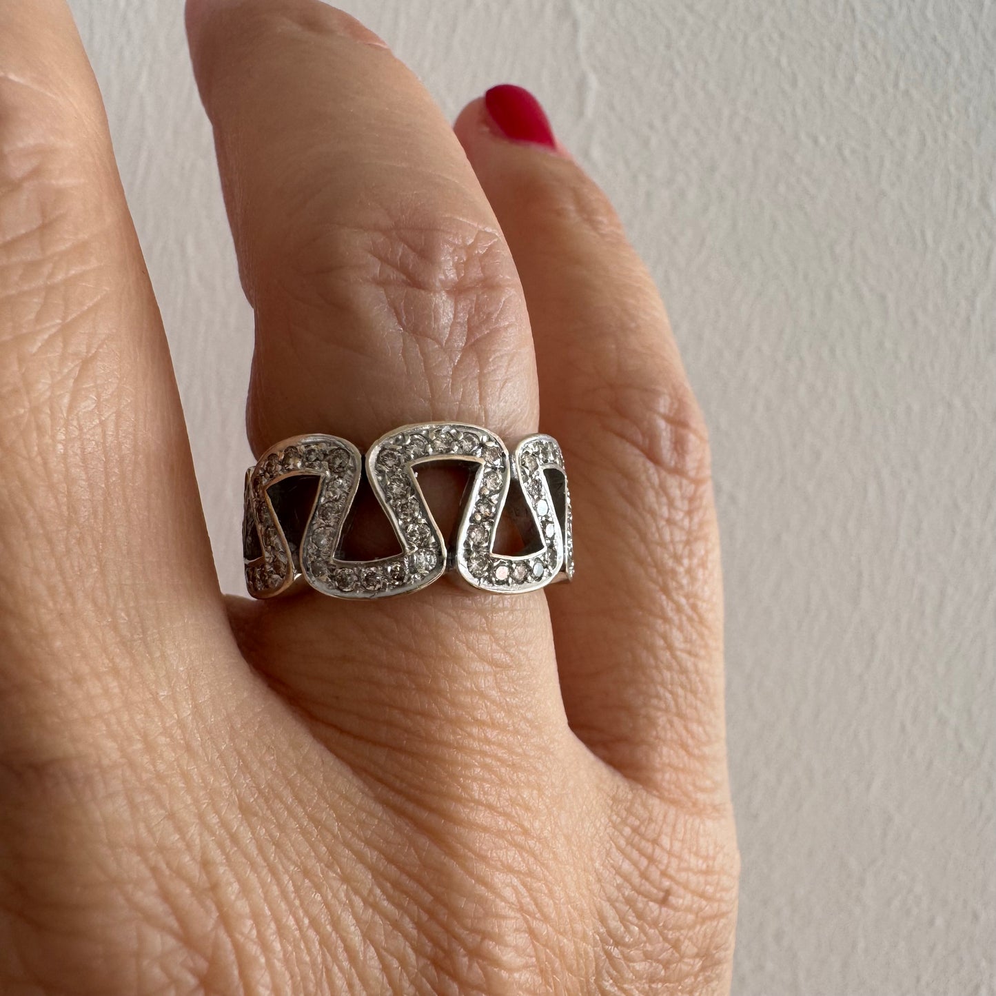 טבעת זהב לבן 18 קראט מעוצבת בחוליות גאומטריות פתוחות, משובצות יהלומים קטנים ומבריקים