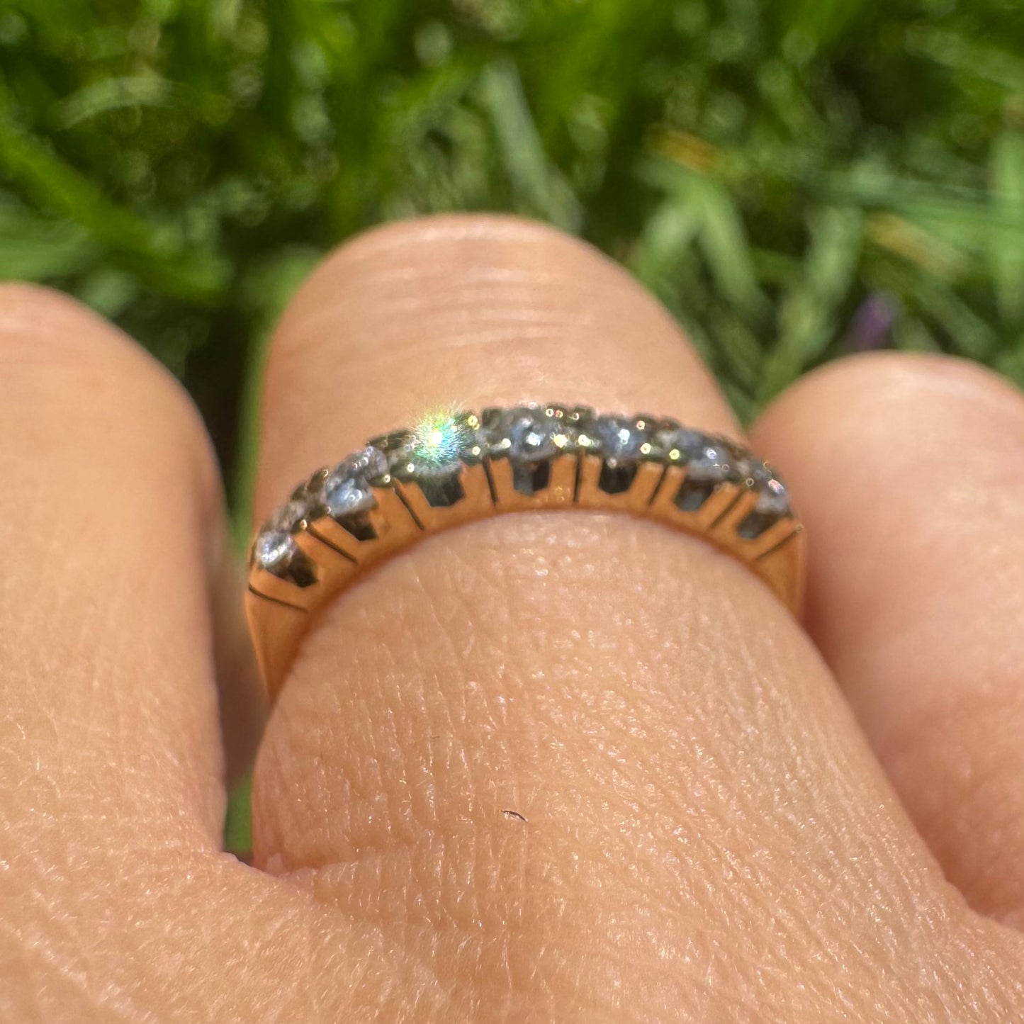 14K gold ring set with 7 Diamonds