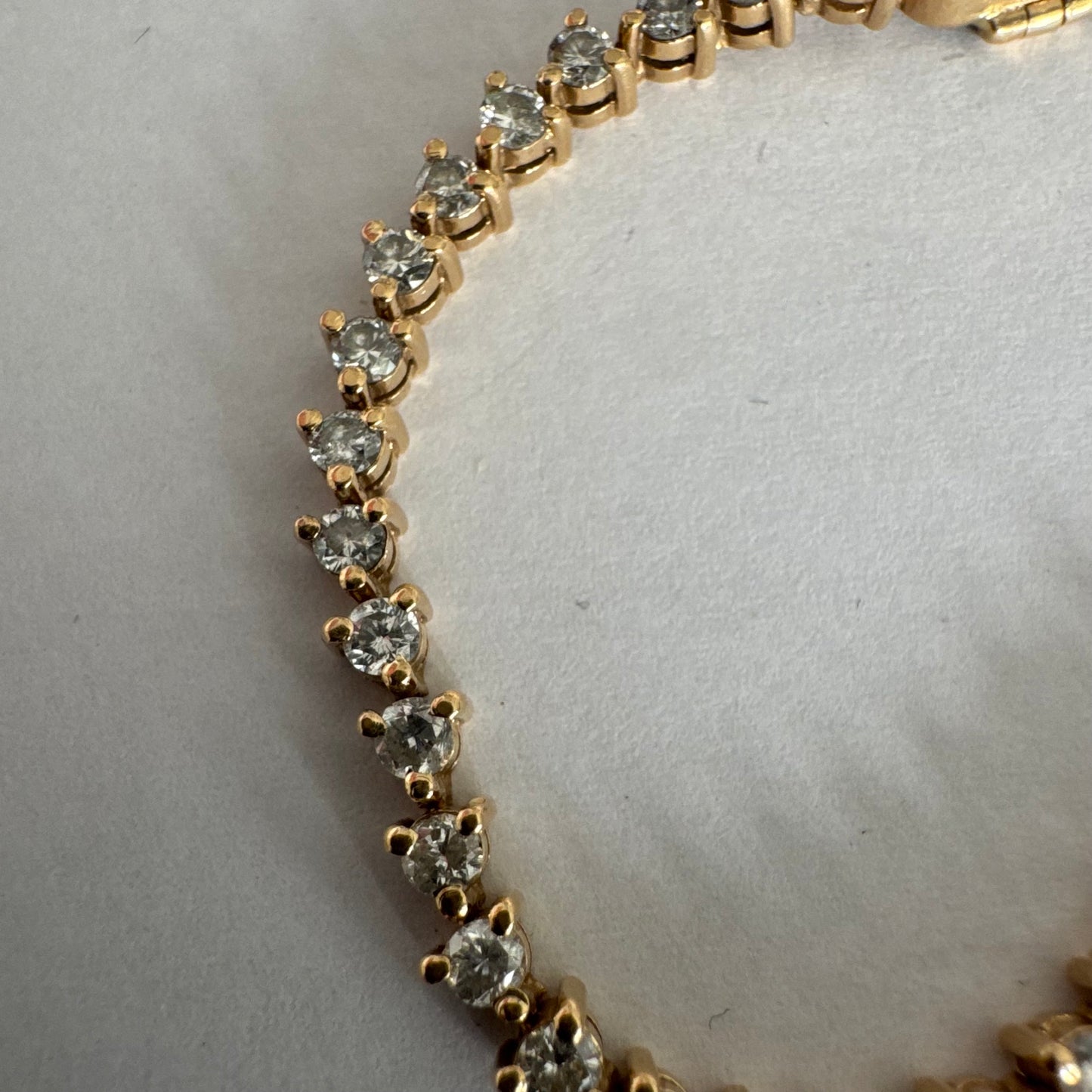 צמיד טניס קלאסי מזהב 14 קראט, משובץ שורה רציפה של יהלומים עגולים המעניקים ברק עדין ואלגנטי.