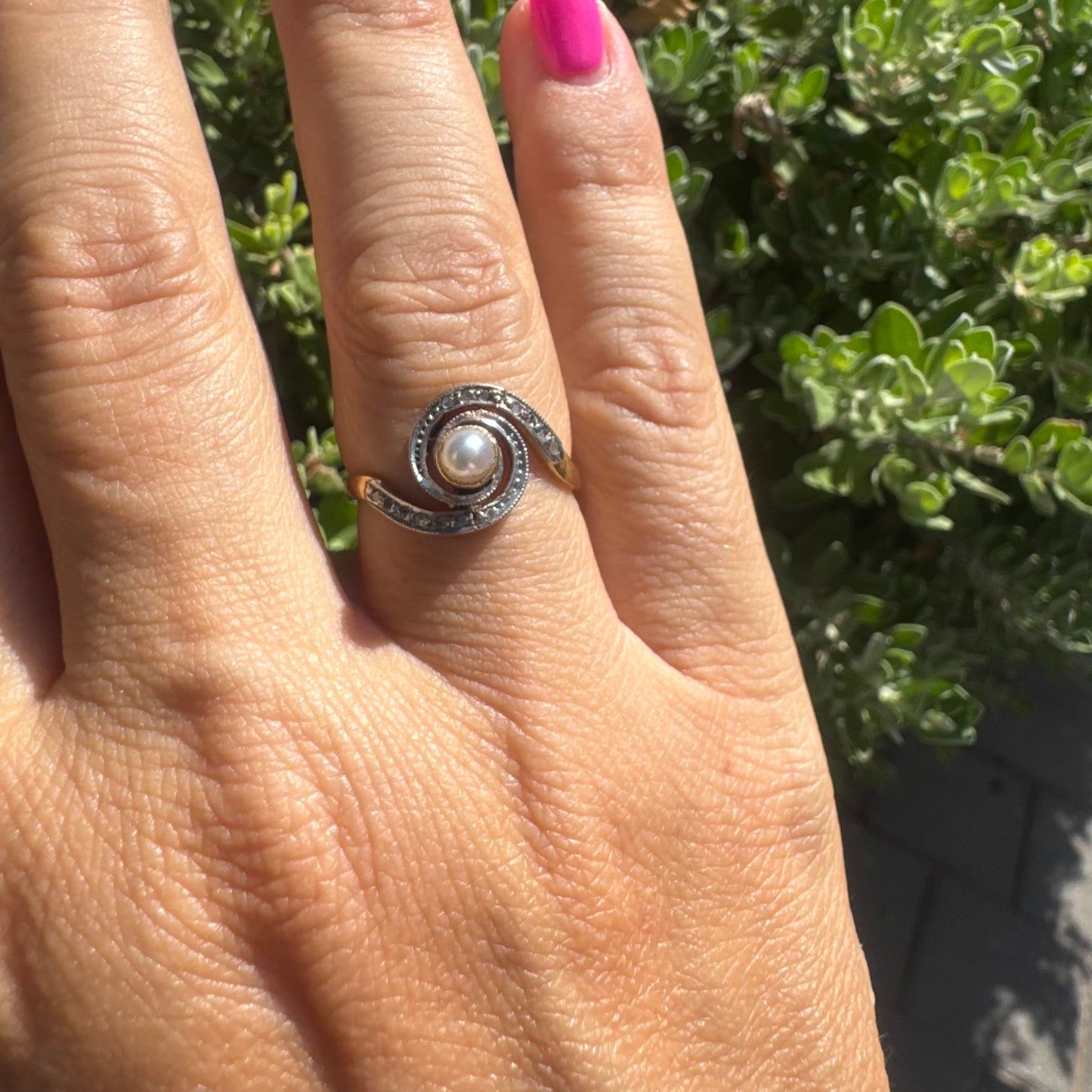 18K gold spiral ring featuring a central Pearl & Diamonds