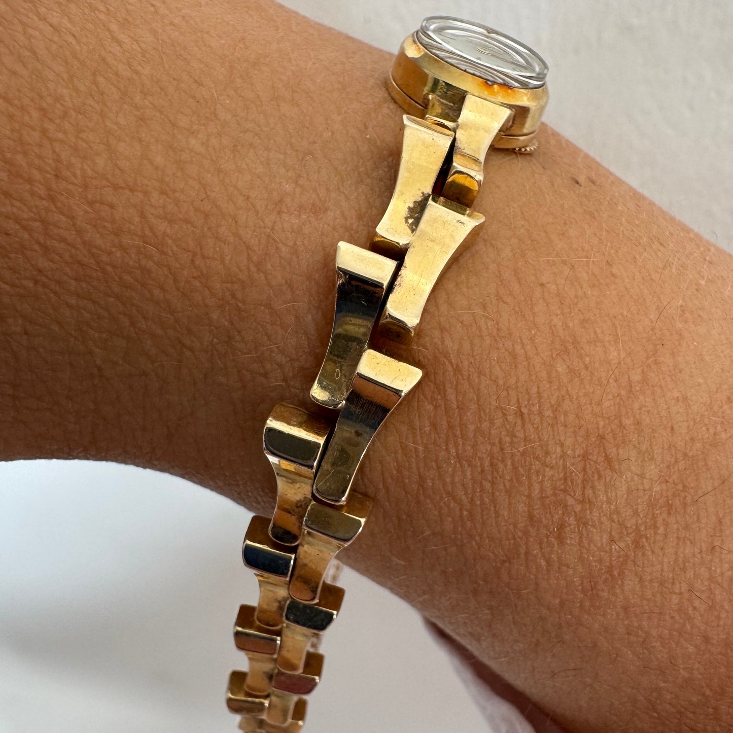 שעון נשים של Jaeger-LeCoultre מזהב 18 קראט, בעל צמיד אינטגרלי בעיצוב פיסולי ולוח מחוגים מינימליסטי ואלגנטי.