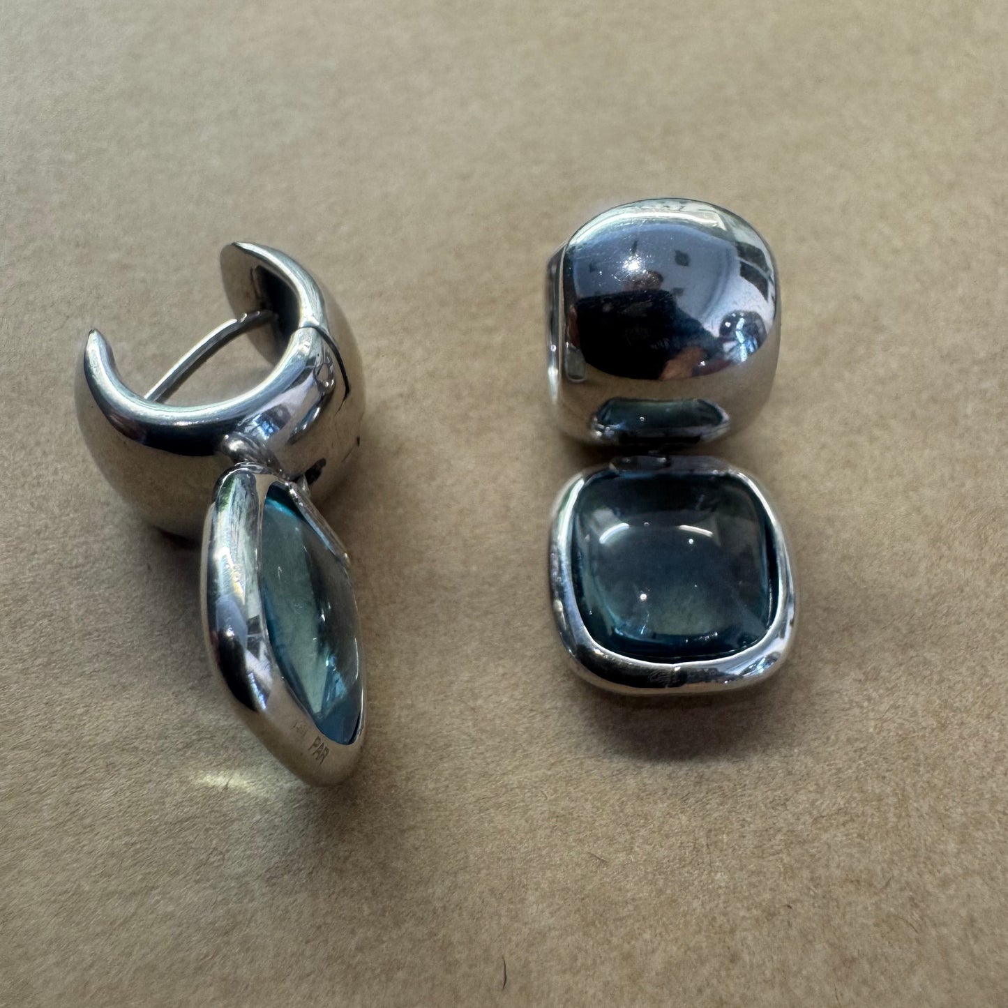 עגילי זהב לבן 18 קראט, נופלים קצרים, משובצים אבן אקוומרין