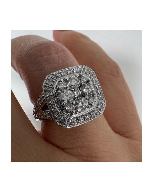 טבעת זהב לבן 18 קראט משובצת יהלומים בעיצוב קלאסטר אוקטגונלי מרשים.