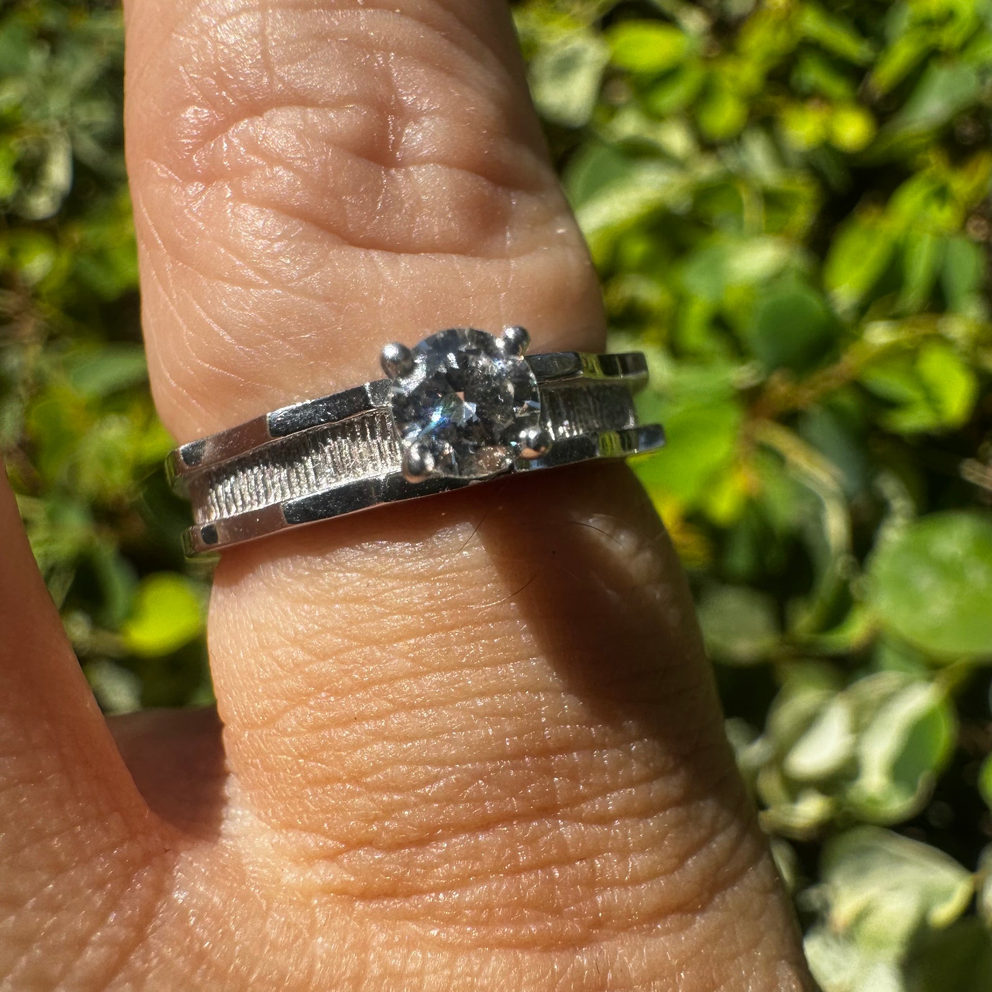 טבעת זהב לבן 14 קראט משובצת יהלום מרכזי