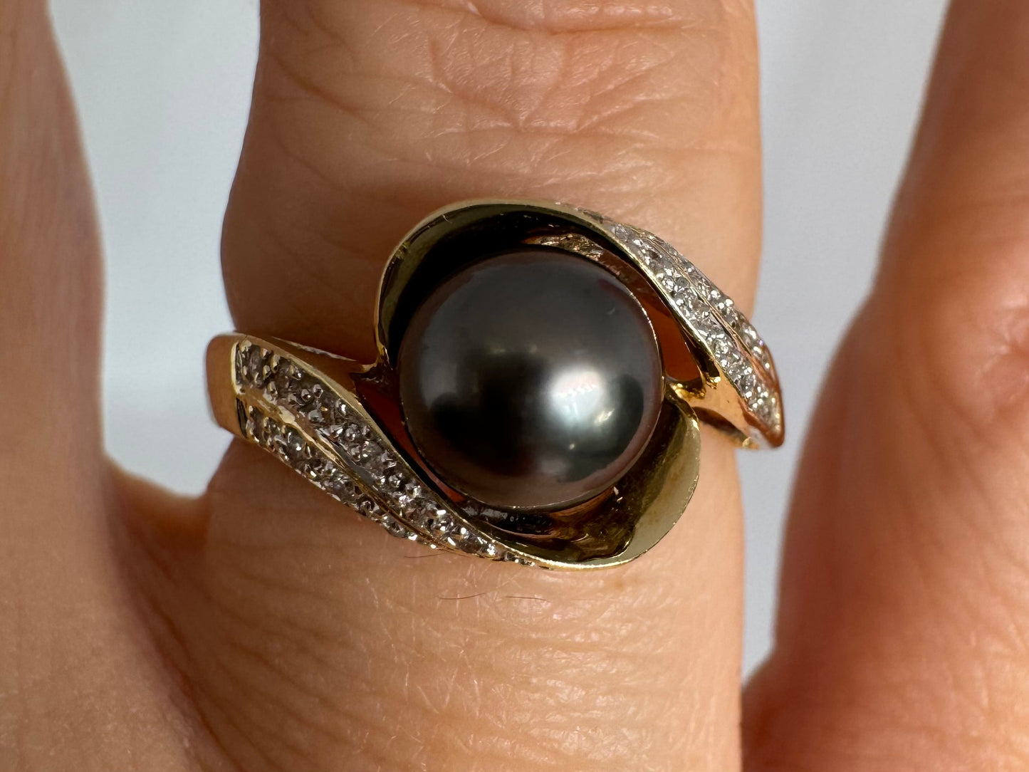 14K gold ring set with Black Pearl & Diamonds