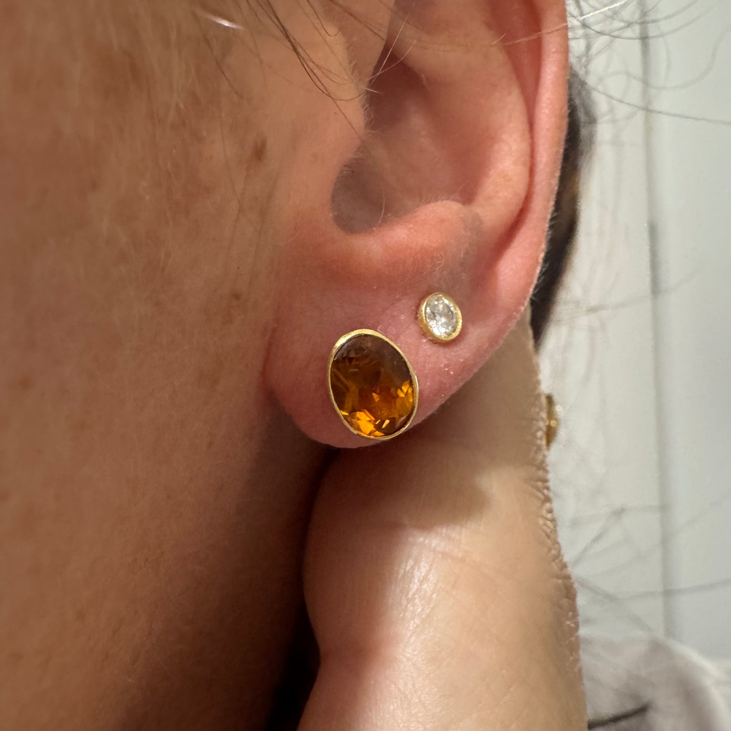 עגילי זהב צהוב 14 קראט משובצים אבני סיטרין כתומות ומבריקות.