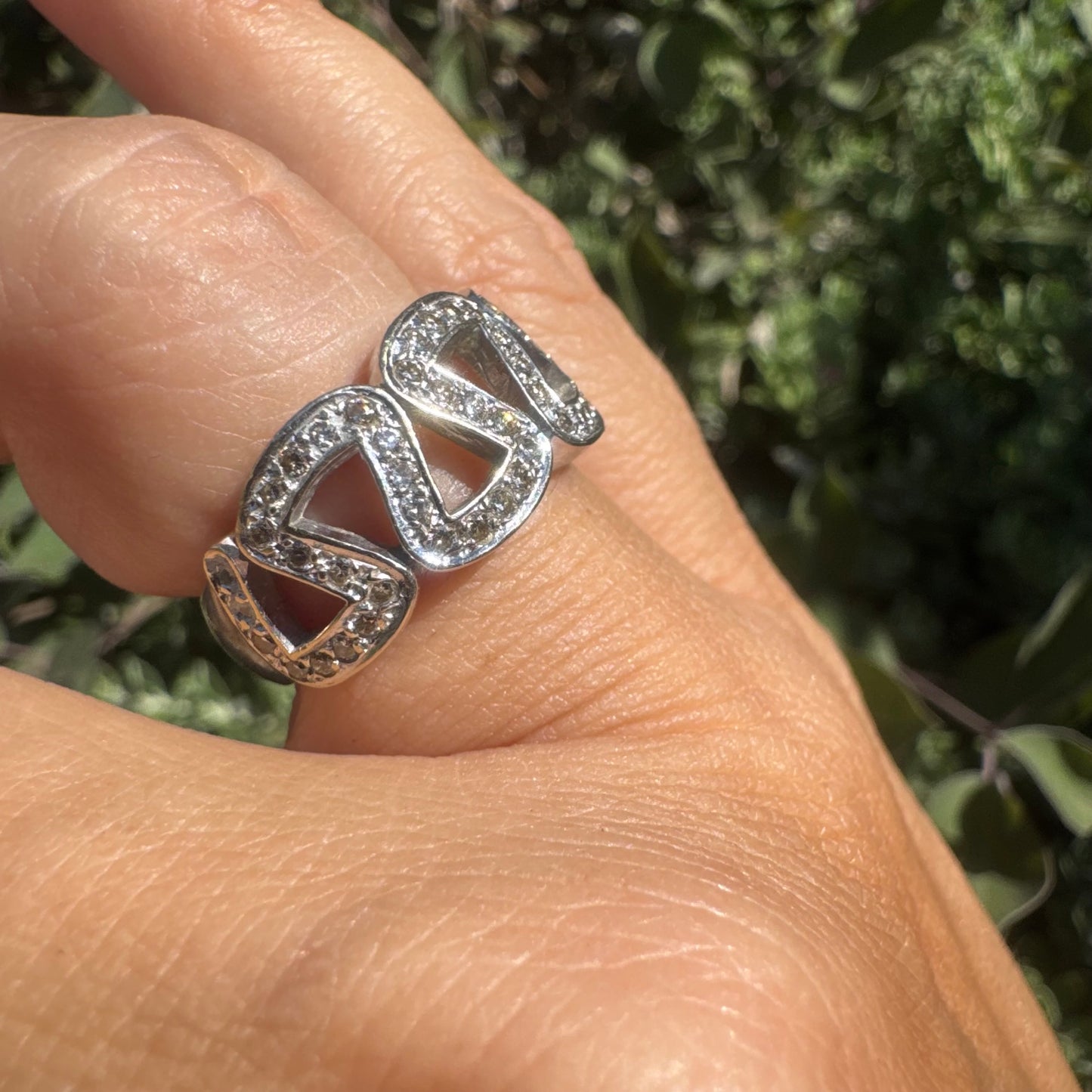 18K gold ring set with Diamonds