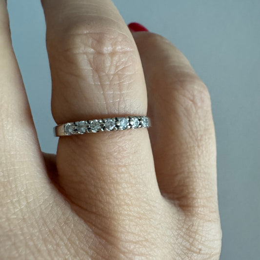 טבעת זהב לבן 14 קראט משובצת יהלומים (חצי איטרניטי)