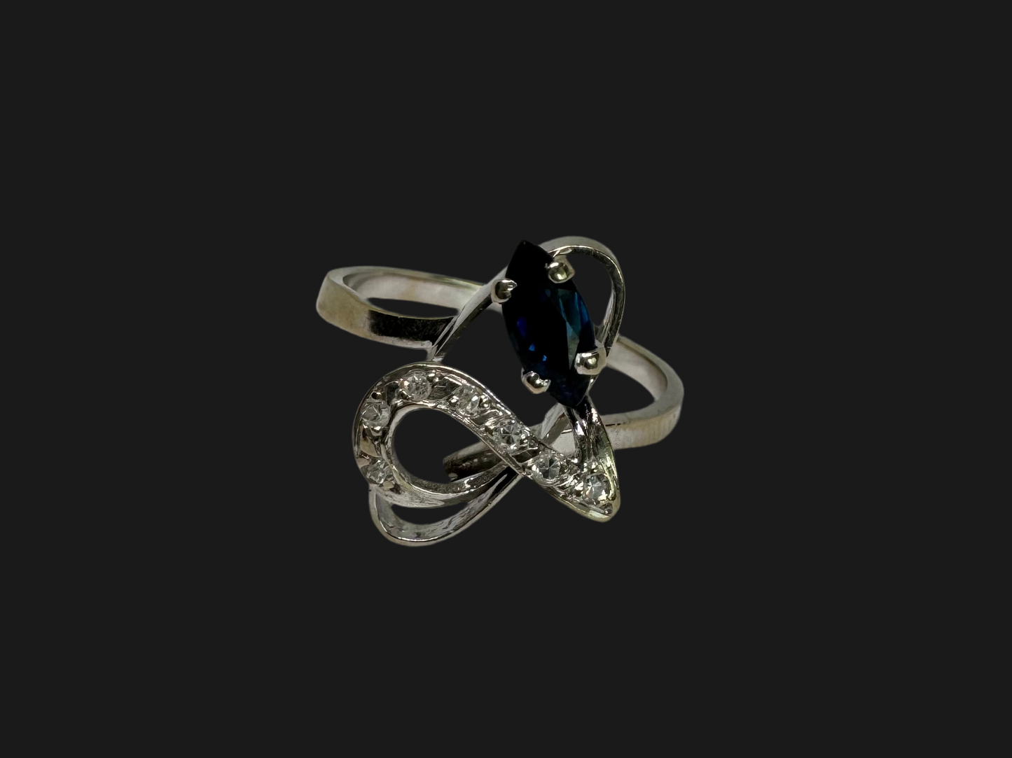 18K gold ring set with Sapphire & Diamonds