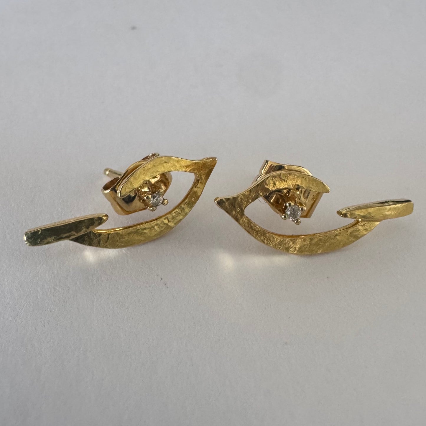 עגילים של המותג H. Stern עשויים זהב 18 קראט בעיצוב אורגני ומודרני עם טקסטורה ייחודית ושיבוץ יהלומים עדינים.