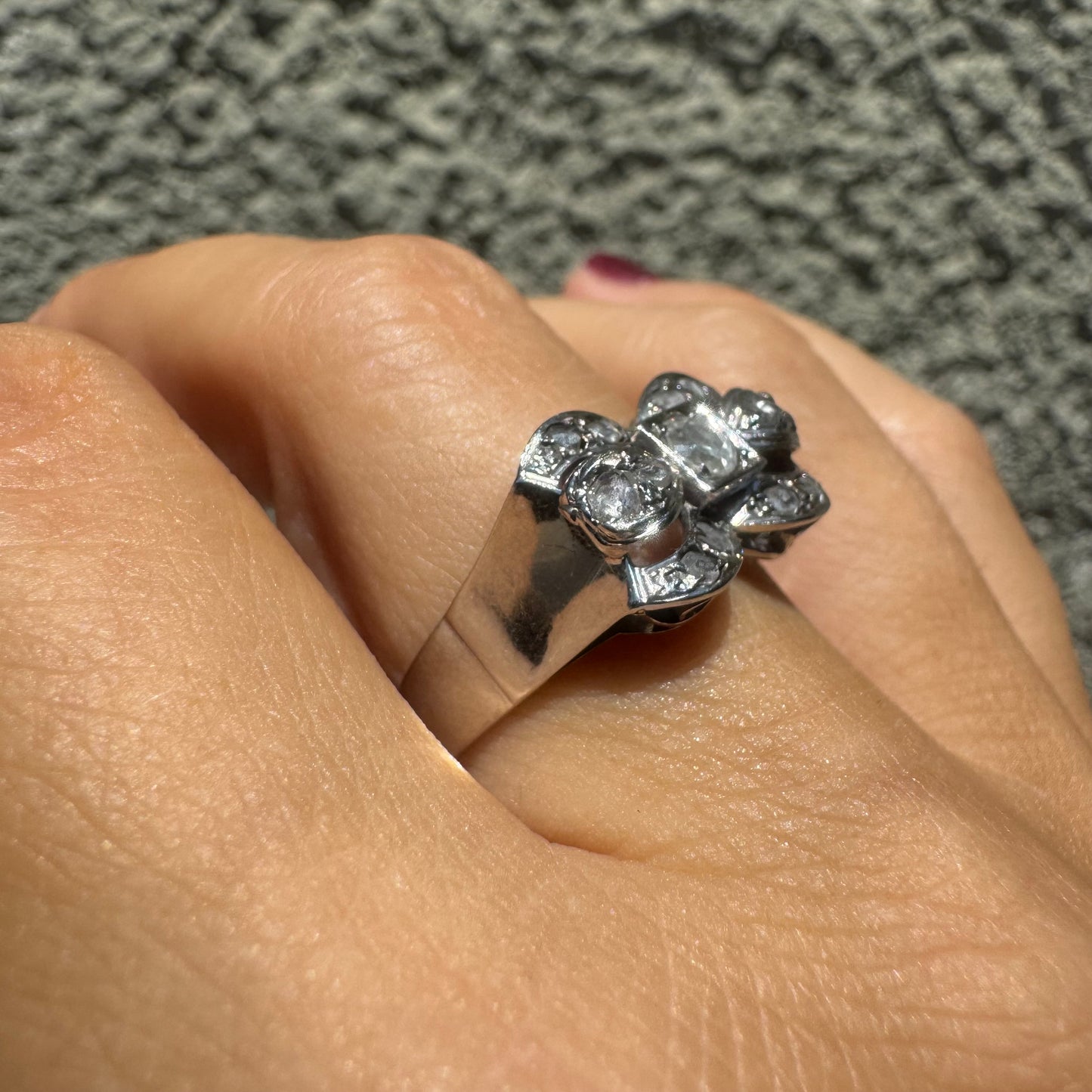 18K gold ring designed in the shape of a bow, set with sparkling Diamonds