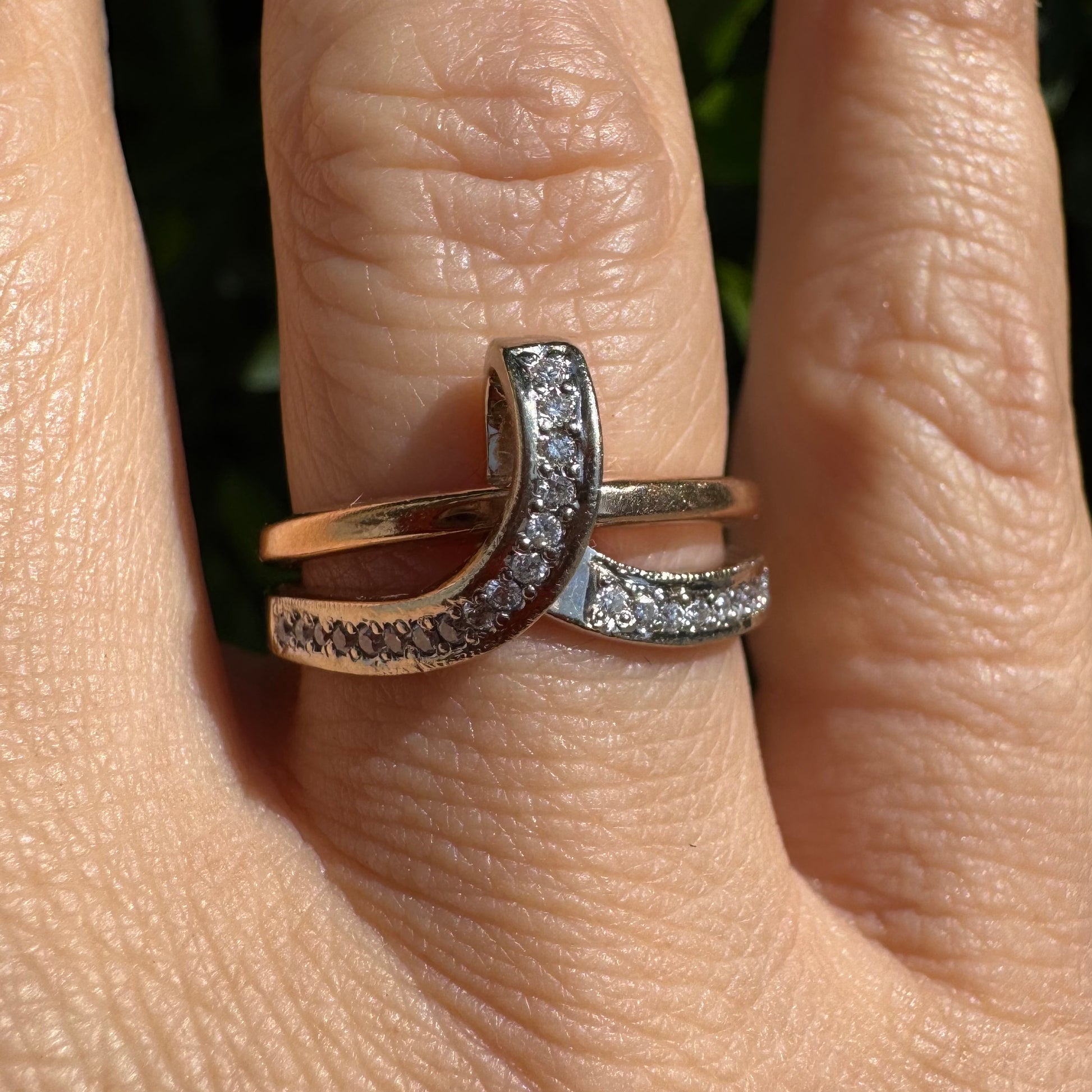 טבעת זהב 18 קראט (זהב לבן וזהב אדום) משובצת יהלומים