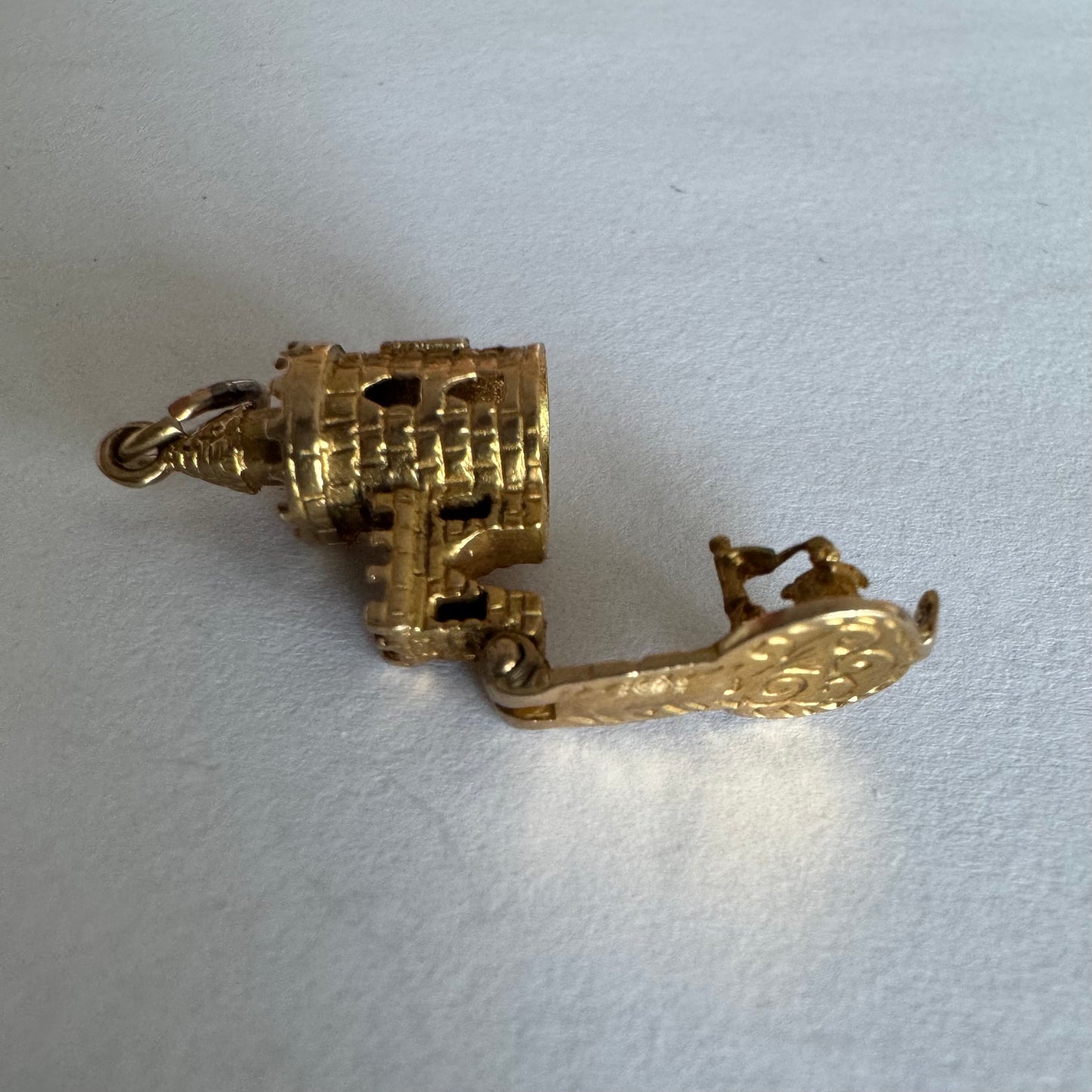 תליון זהב 9 קראט נדיר וייחודי, המהווה העתק פיסולי מפורט של ה-Bloody Tower (המגדל העקוב מדם) המפורסם ממצודת לונדון. התליון מעוצב בתלת-ממד (3D) עם טקסטורת לבנים מפורטת, צריחים, וחריטה של שם המגדל בגבו.